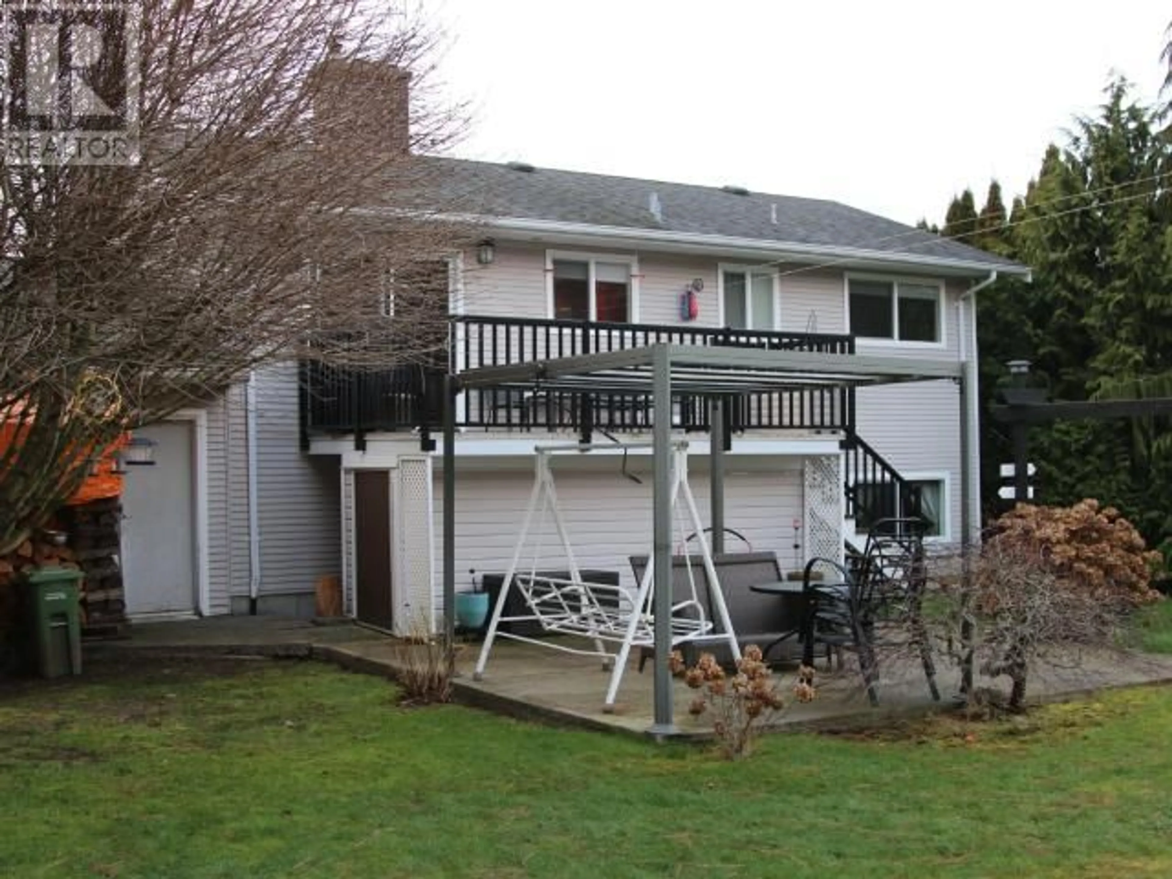 A pic from outside/outdoor area/front of a property/back of a property/a pic from drone, building for 3760 SELKIRK AVE, Powell River British Columbia