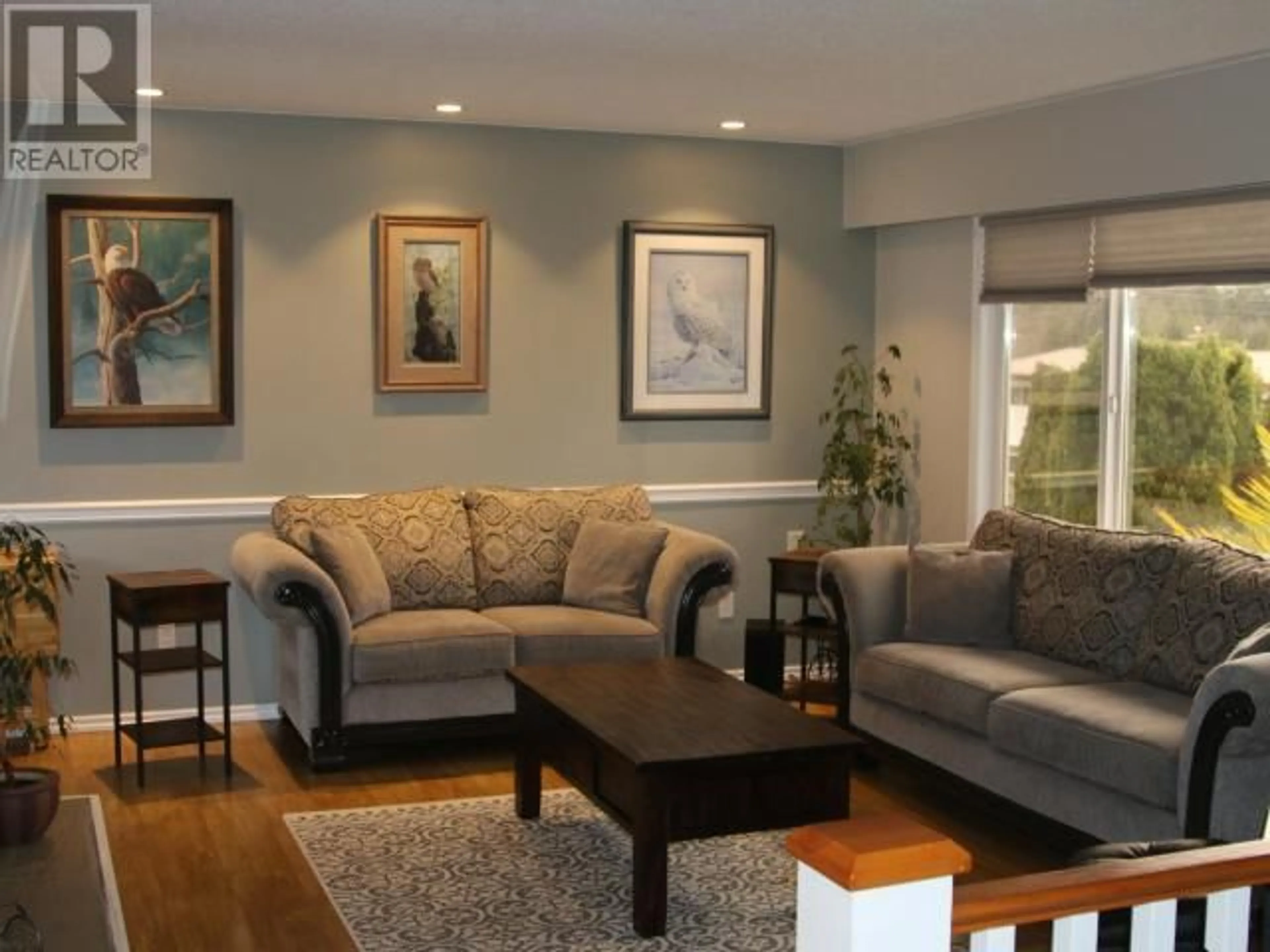 Living room with furniture, wood/laminate floor for 3760 SELKIRK AVE, Powell River British Columbia