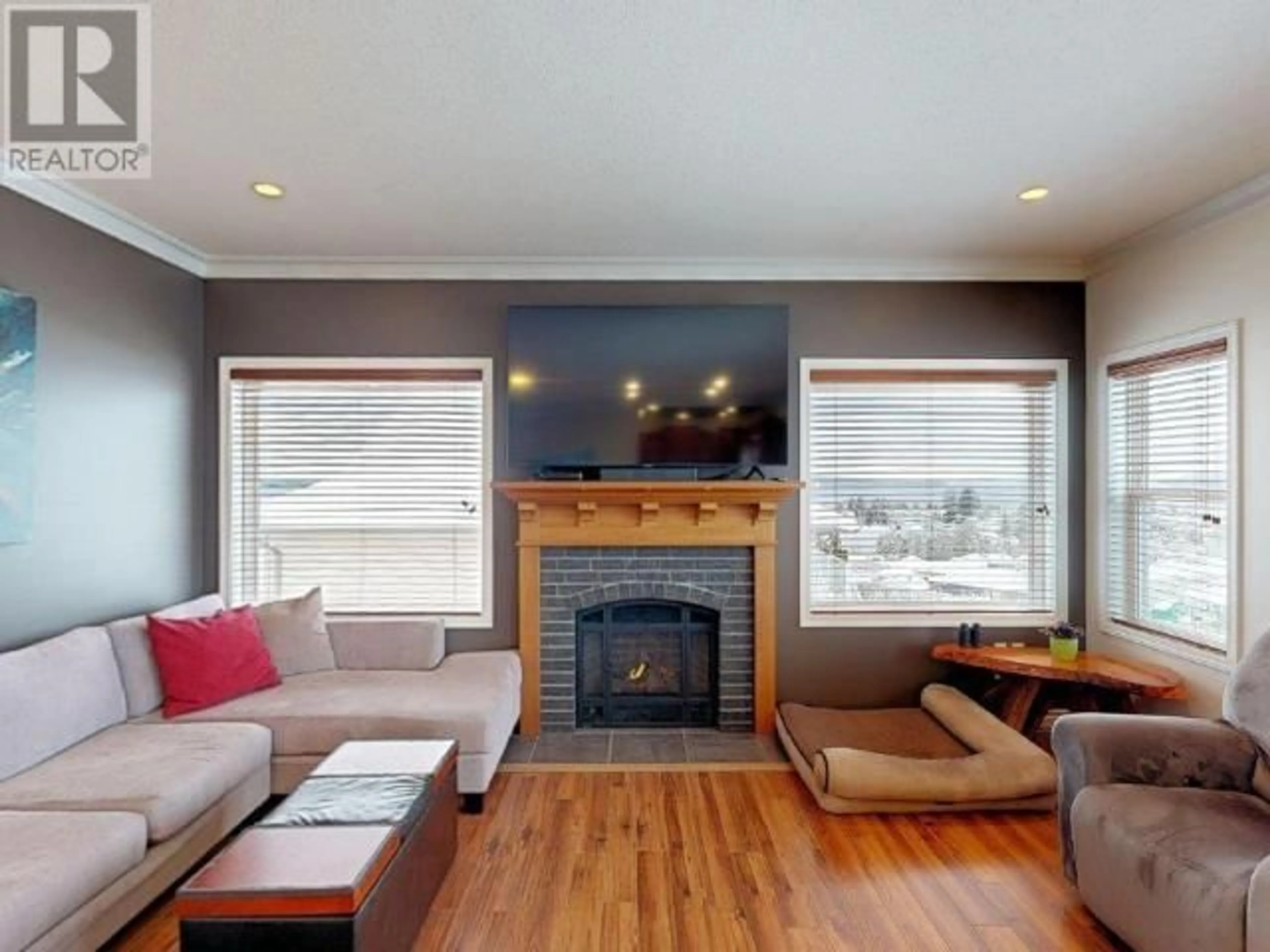 Living room with furniture, wood/laminate floor for 7183 GEORGIA CRES, Powell River British Columbia V8A5T6