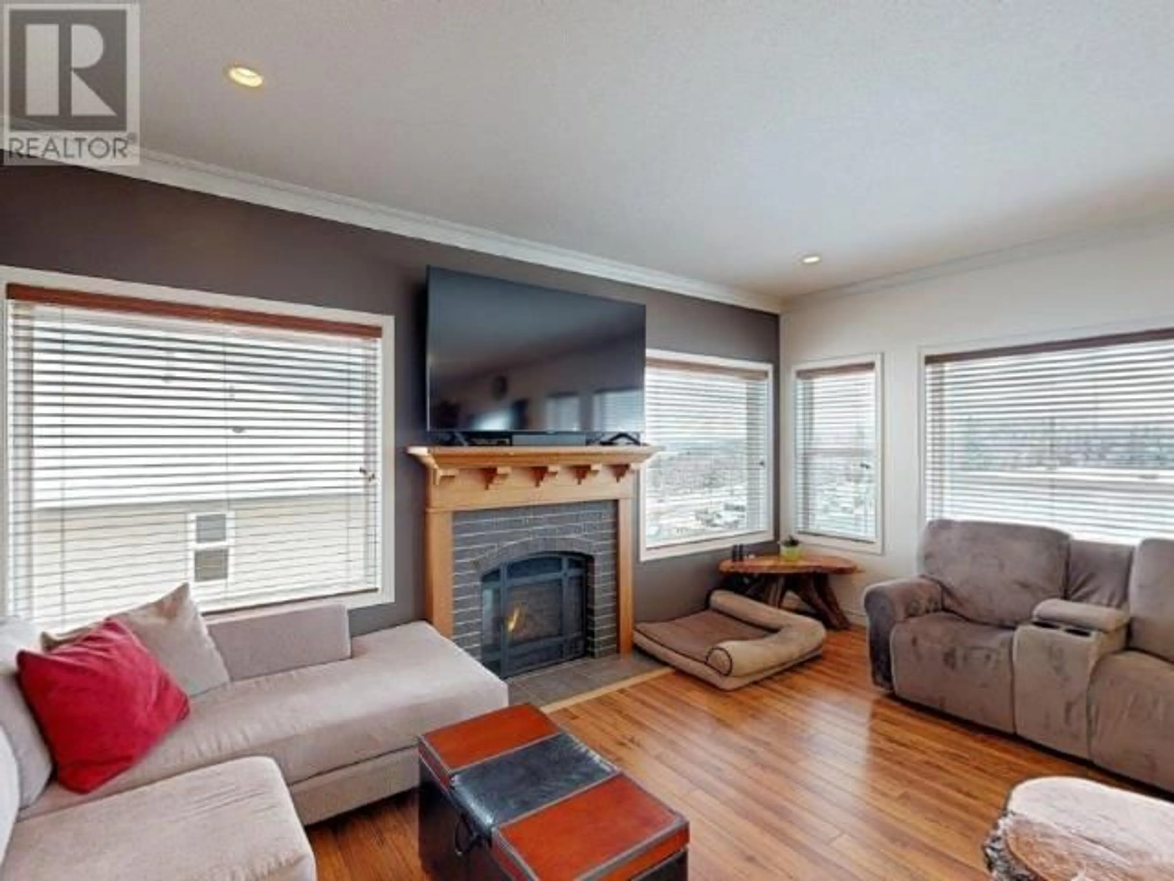 Living room with furniture, wood/laminate floor for 7183 GEORGIA CRES, Powell River British Columbia V8A5T6