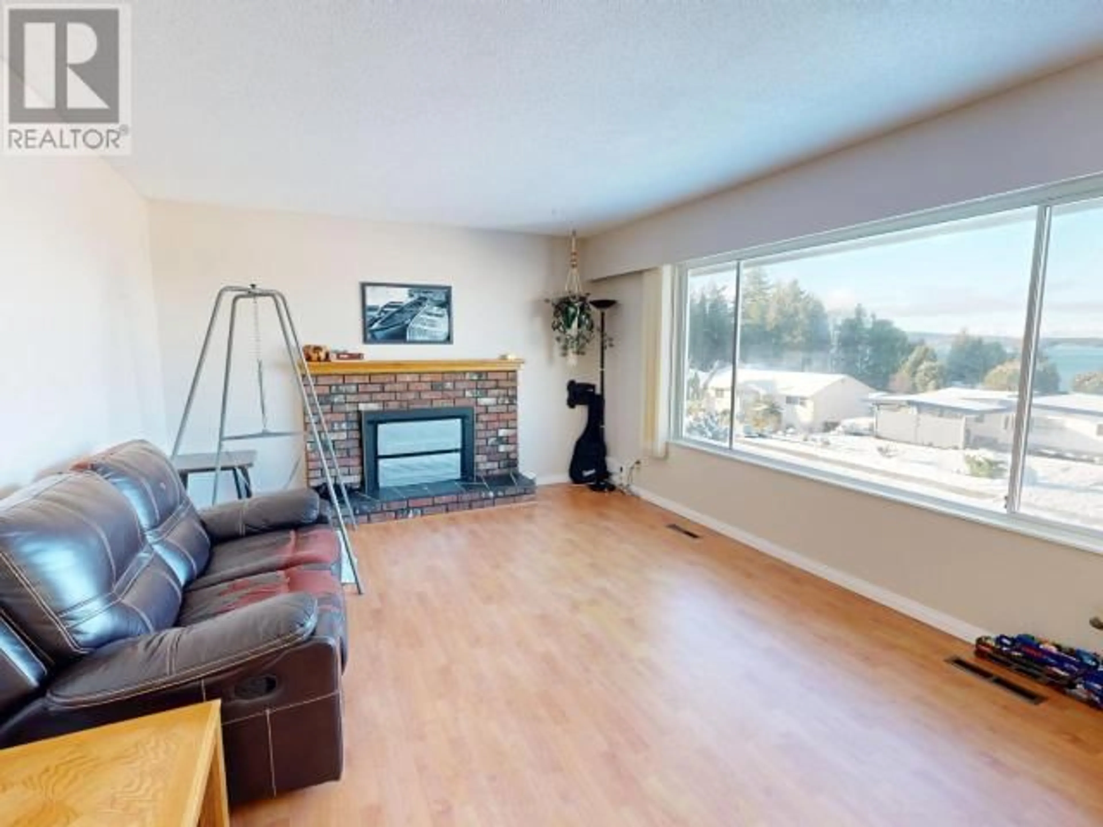 Living room with furniture, unknown for 3756 STRATHCONA AVE, Powell River British Columbia V8A4Z8