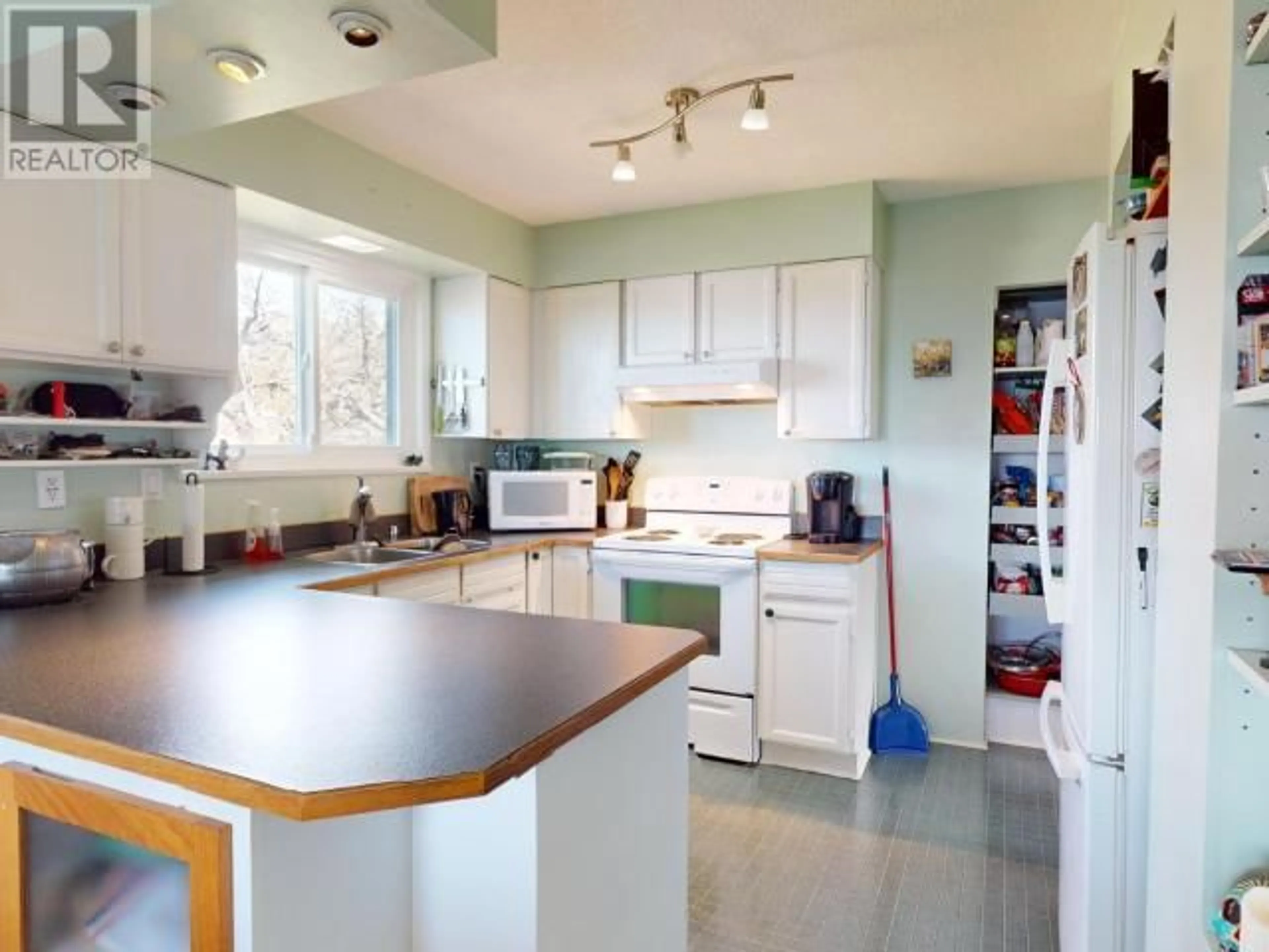 Open concept kitchen, unknown for 7105 HAZELTON STREET, Powell River British Columbia V8A1P7