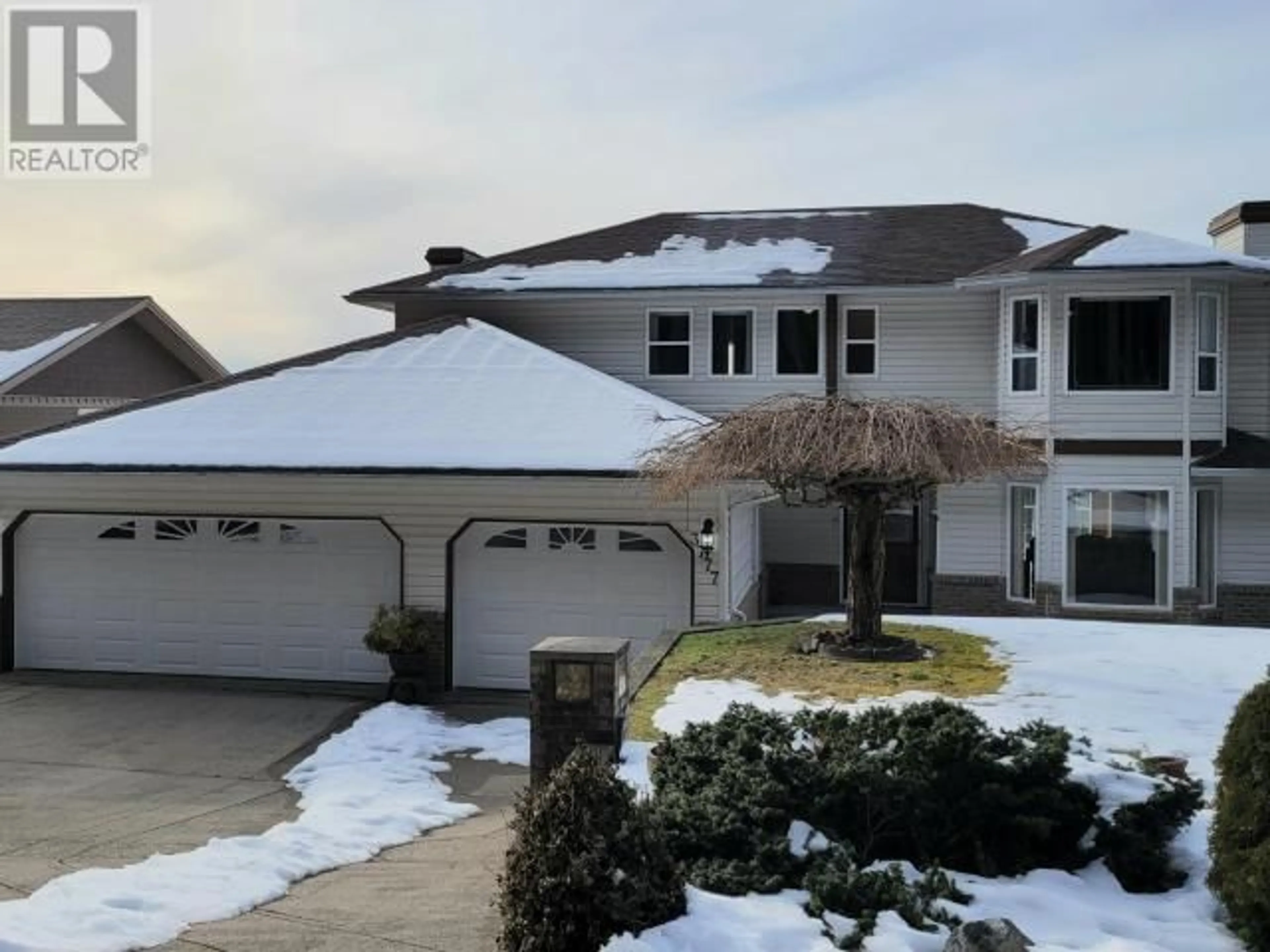 Home with vinyl exterior material, street for 3777 ONTARIO AVE, Powell River British Columbia