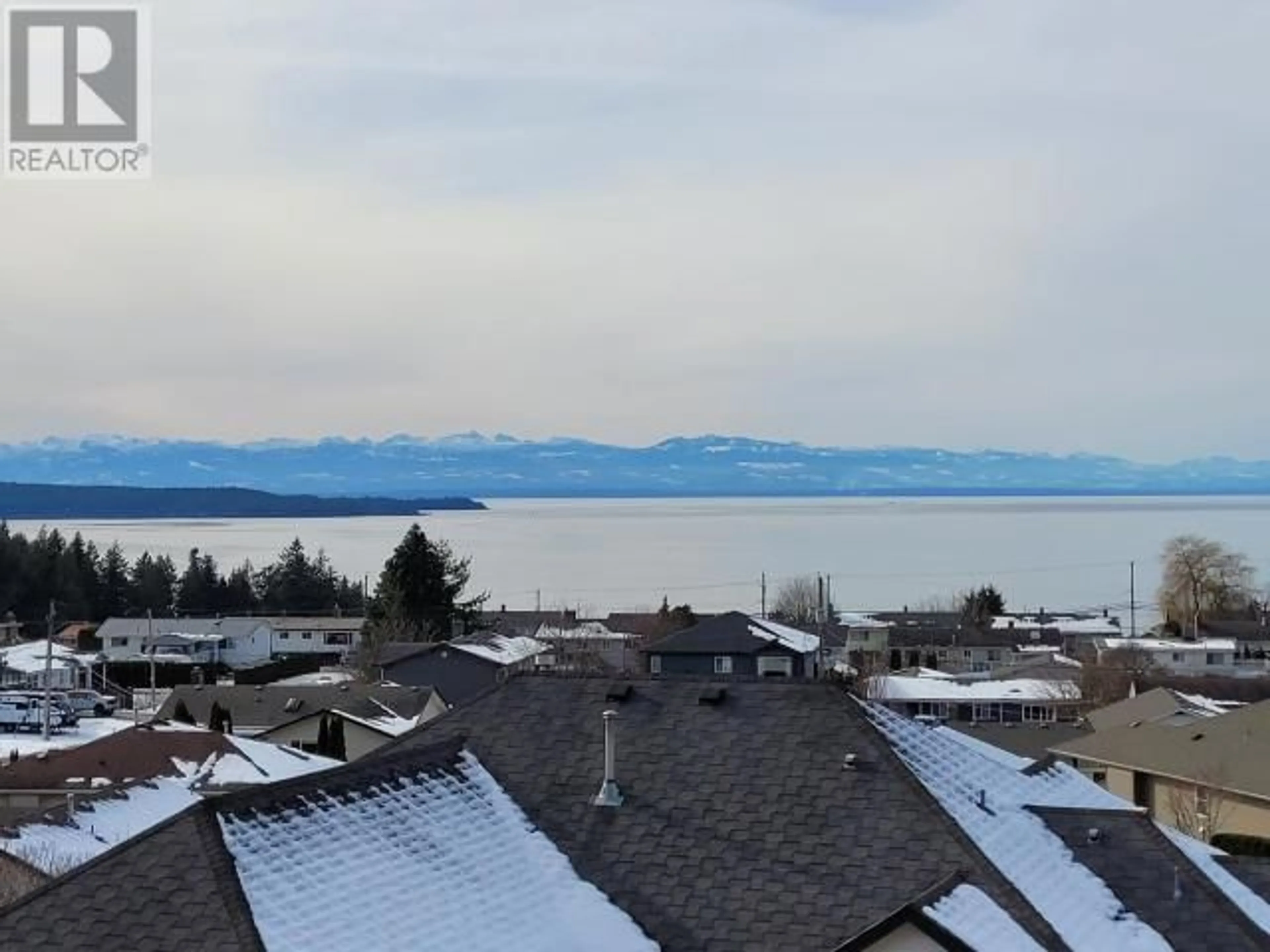 A pic from outside/outdoor area/front of a property/back of a property/a pic from drone, water/lake/river/ocean view for 3777 ONTARIO AVE, Powell River British Columbia