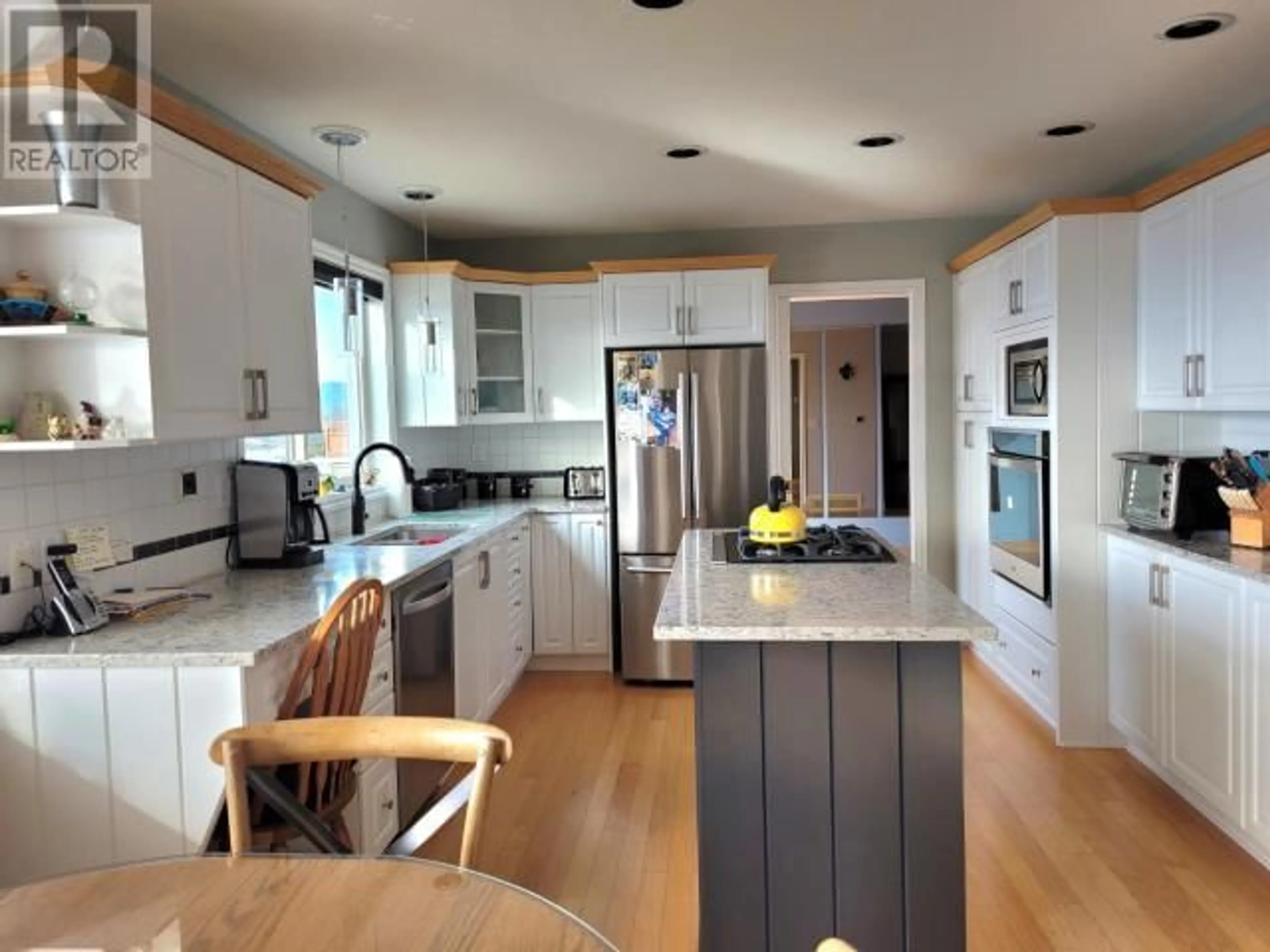 Open concept kitchen, wood/laminate floor for 3777 ONTARIO AVE, Powell River British Columbia