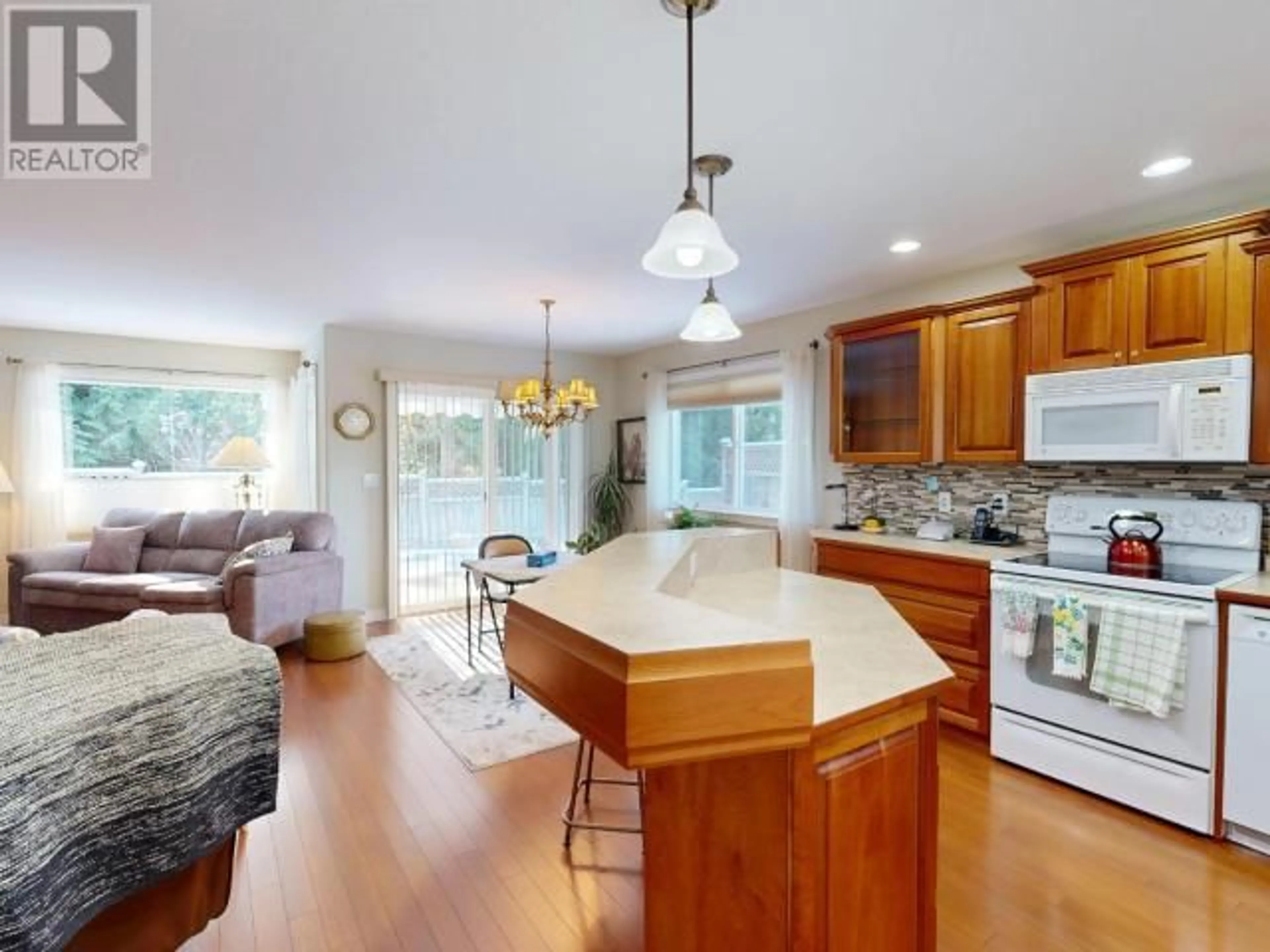 Open concept kitchen, unknown for 4-4897 ONTARIO AVE, Powell River British Columbia