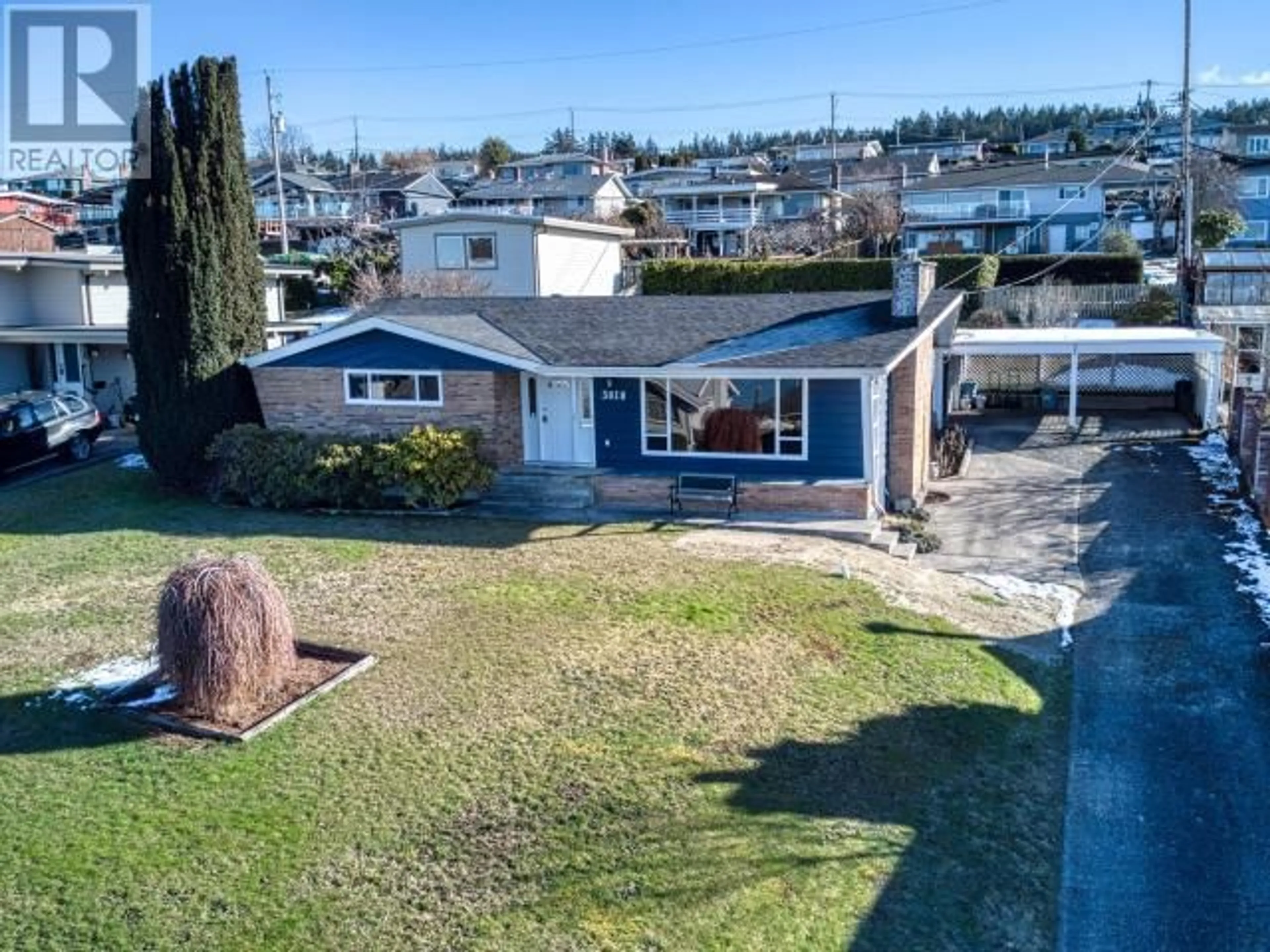 A pic from outside/outdoor area/front of a property/back of a property/a pic from drone, unknown for 3818 GORDON AVE, Powell River British Columbia