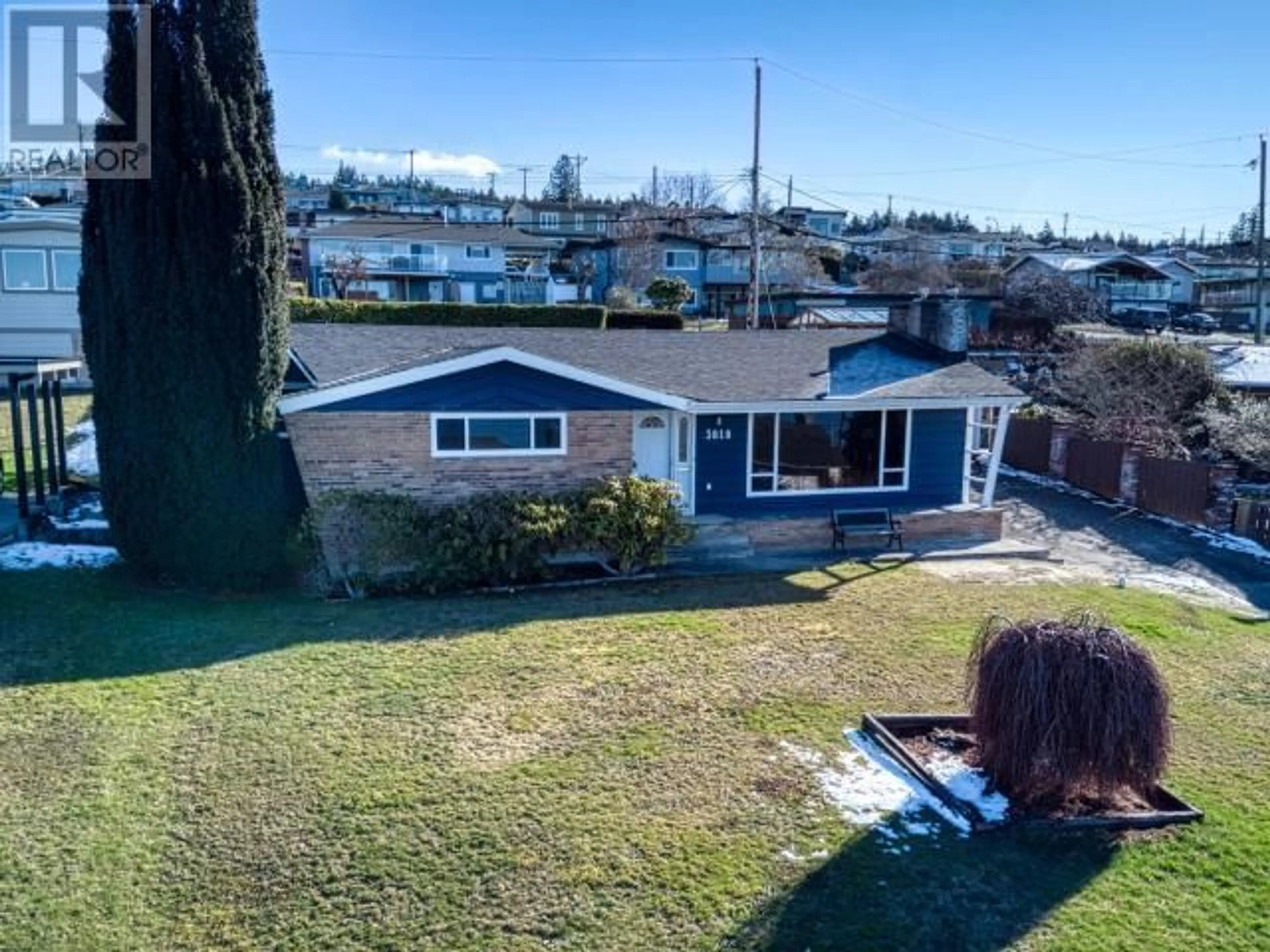 A pic from outside/outdoor area/front of a property/back of a property/a pic from drone, water/lake/river/ocean view for 3818 GORDON AVE, Powell River British Columbia