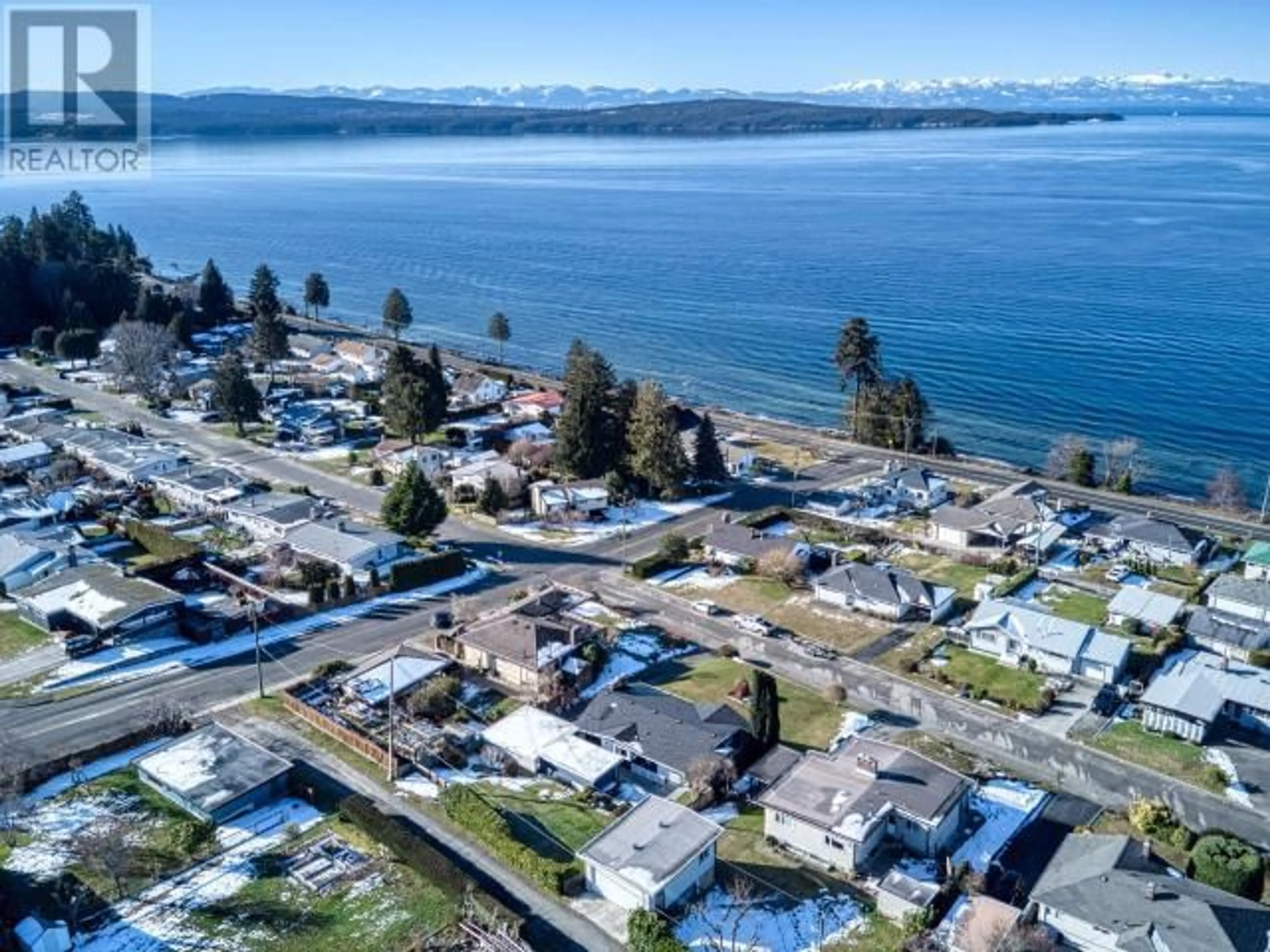 A pic from outside/outdoor area/front of a property/back of a property/a pic from drone, water/lake/river/ocean view for 3818 GORDON AVE, Powell River British Columbia