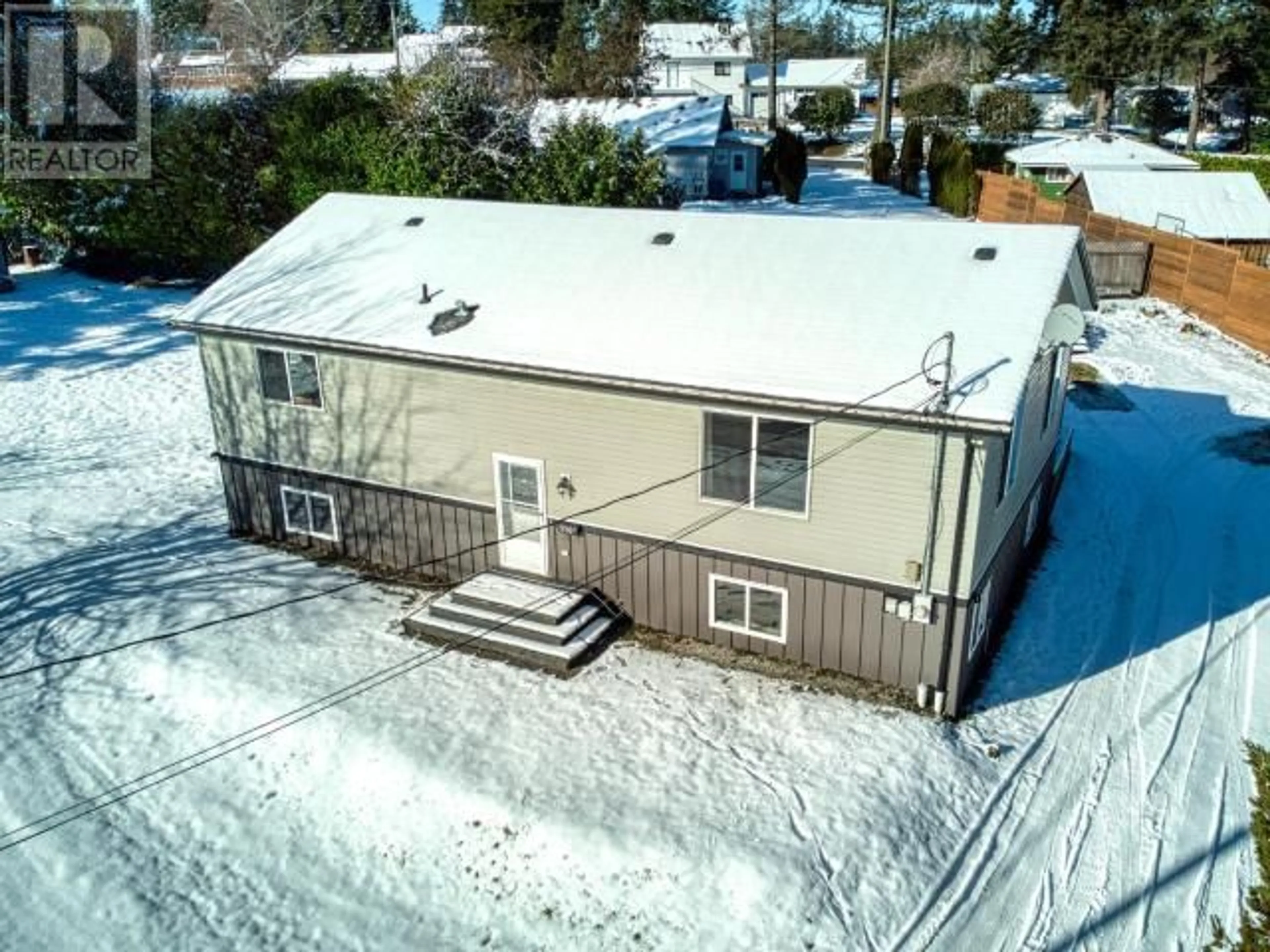 A pic from outside/outdoor area/front of a property/back of a property/a pic from drone, building for 5381 HAMBER AVE, Powell River British Columbia V8A3V2