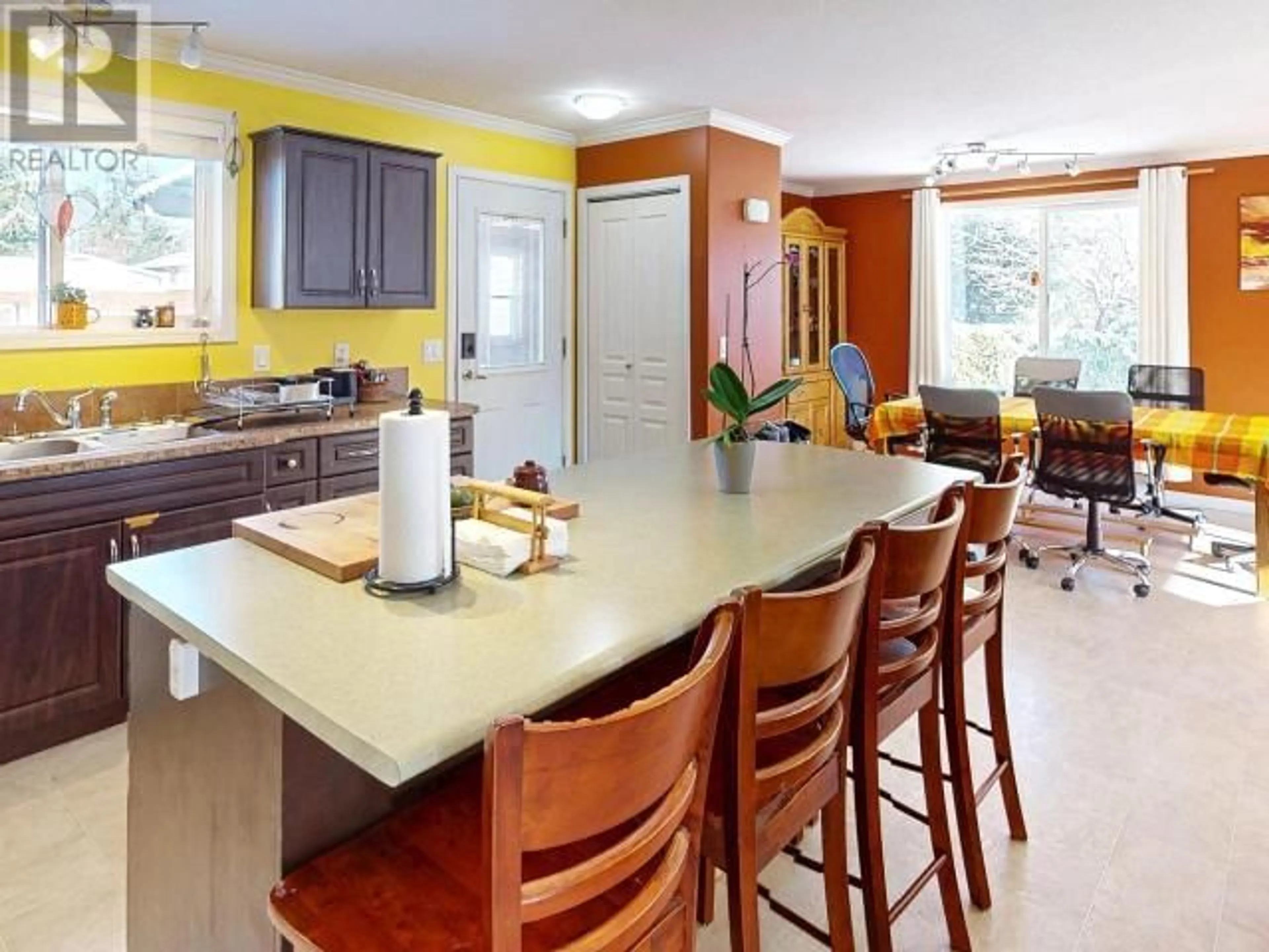 Open concept kitchen, ceramic/tile floor for 5381 HAMBER AVE, Powell River British Columbia V8A3V2