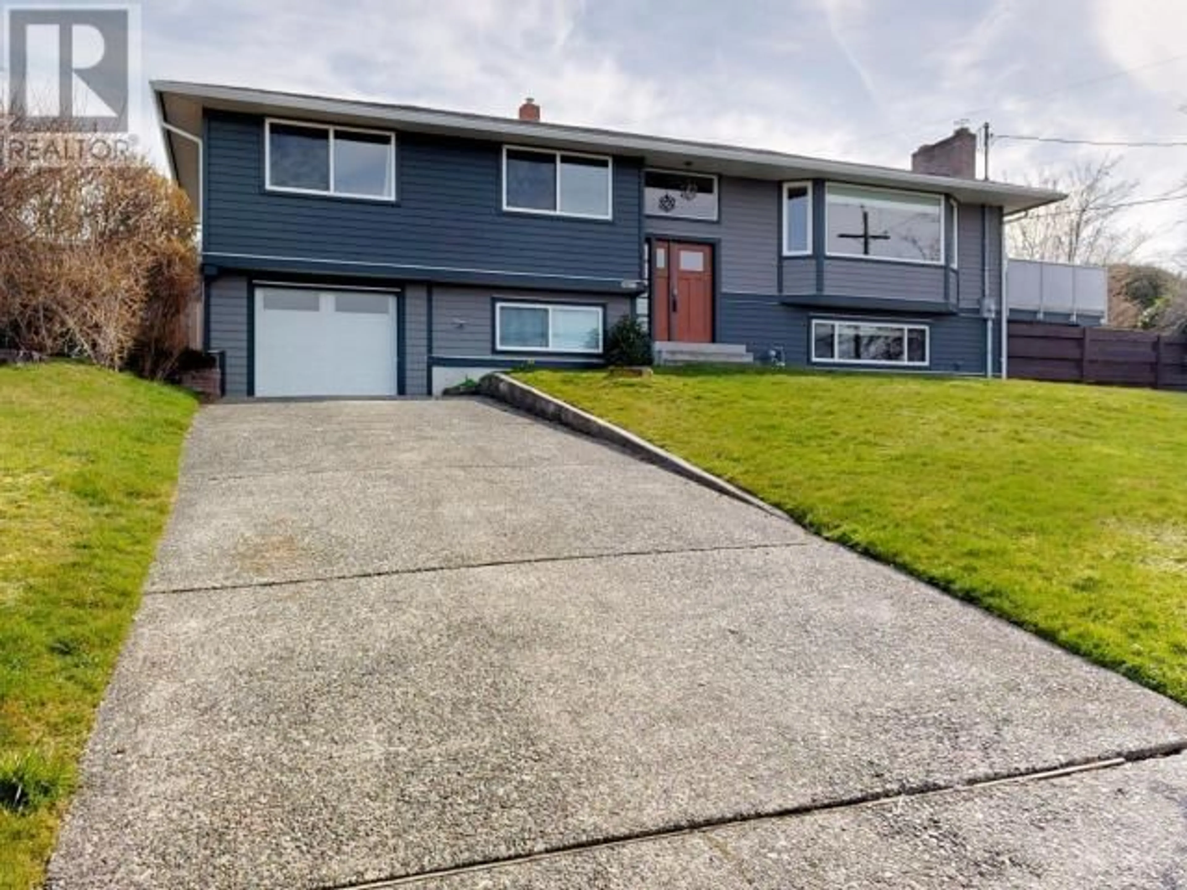 Home with vinyl exterior material, street for 4280 ONTARIO AVE, Powell River British Columbia