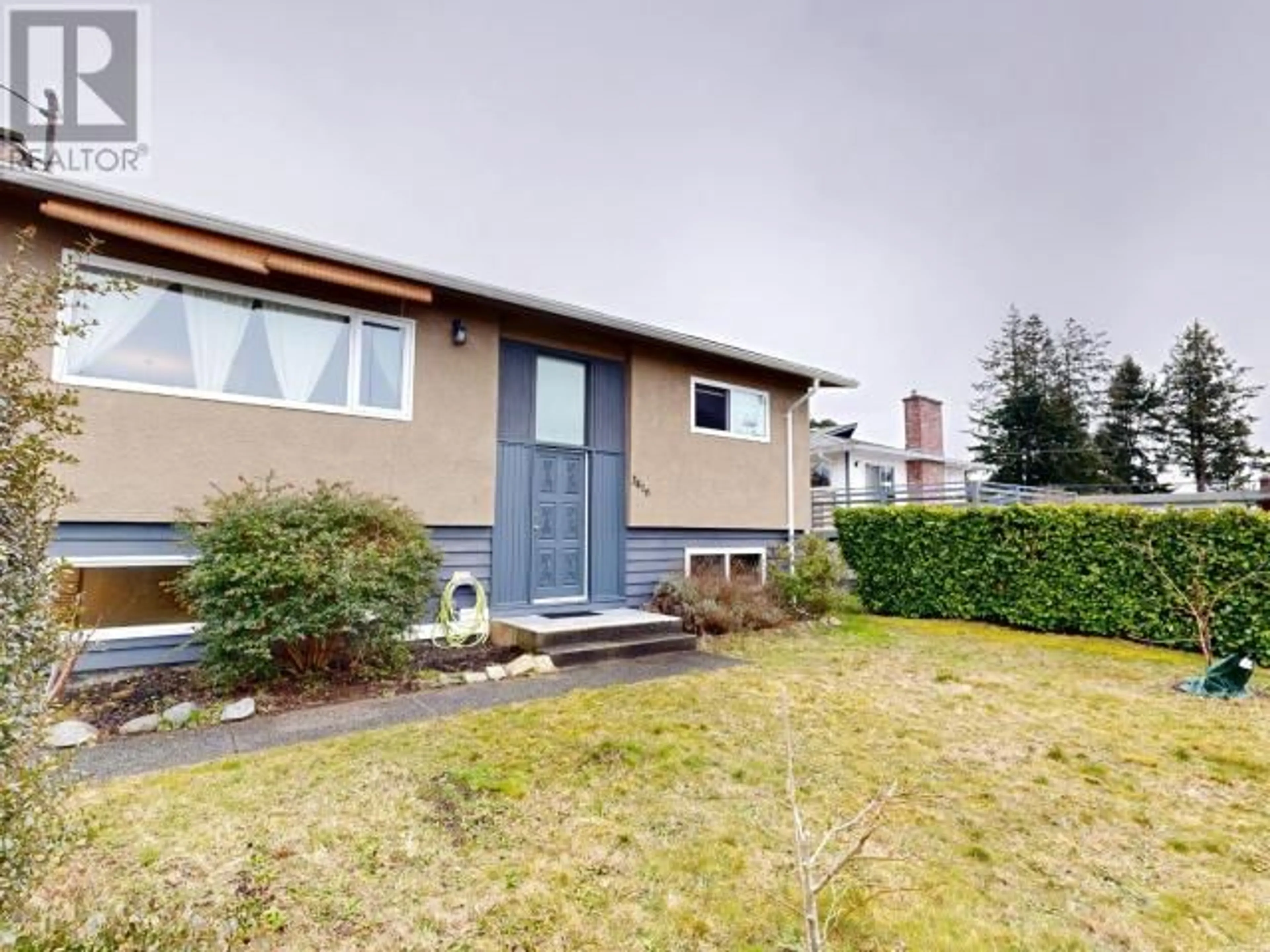 A pic from outside/outdoor area/front of a property/back of a property/a pic from drone, street for 3416 JOYCE AVE, Powell River British Columbia V8A2Y2