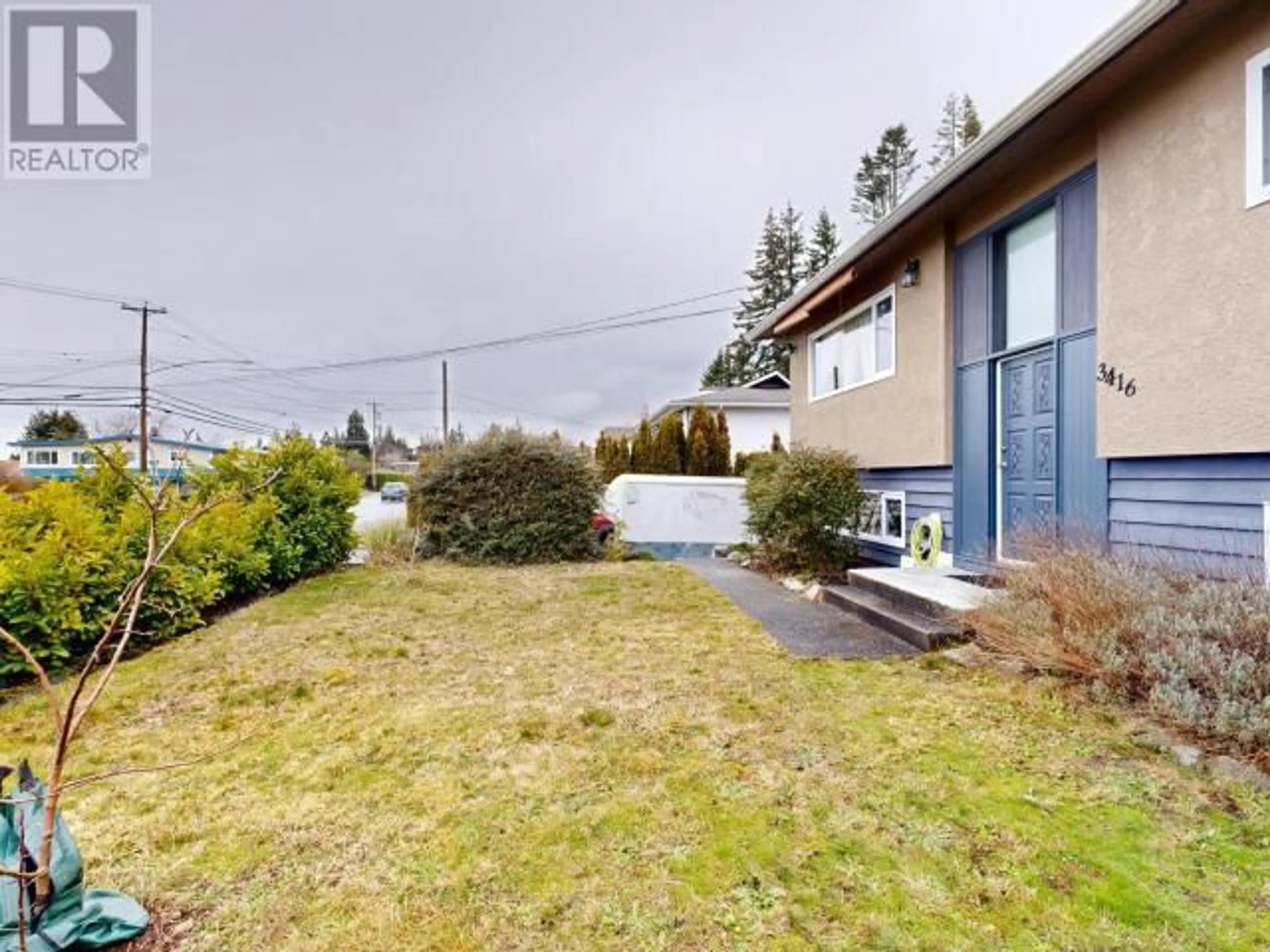 A pic from outside/outdoor area/front of a property/back of a property/a pic from drone, street for 3416 JOYCE AVE, Powell River British Columbia V8A2Y2