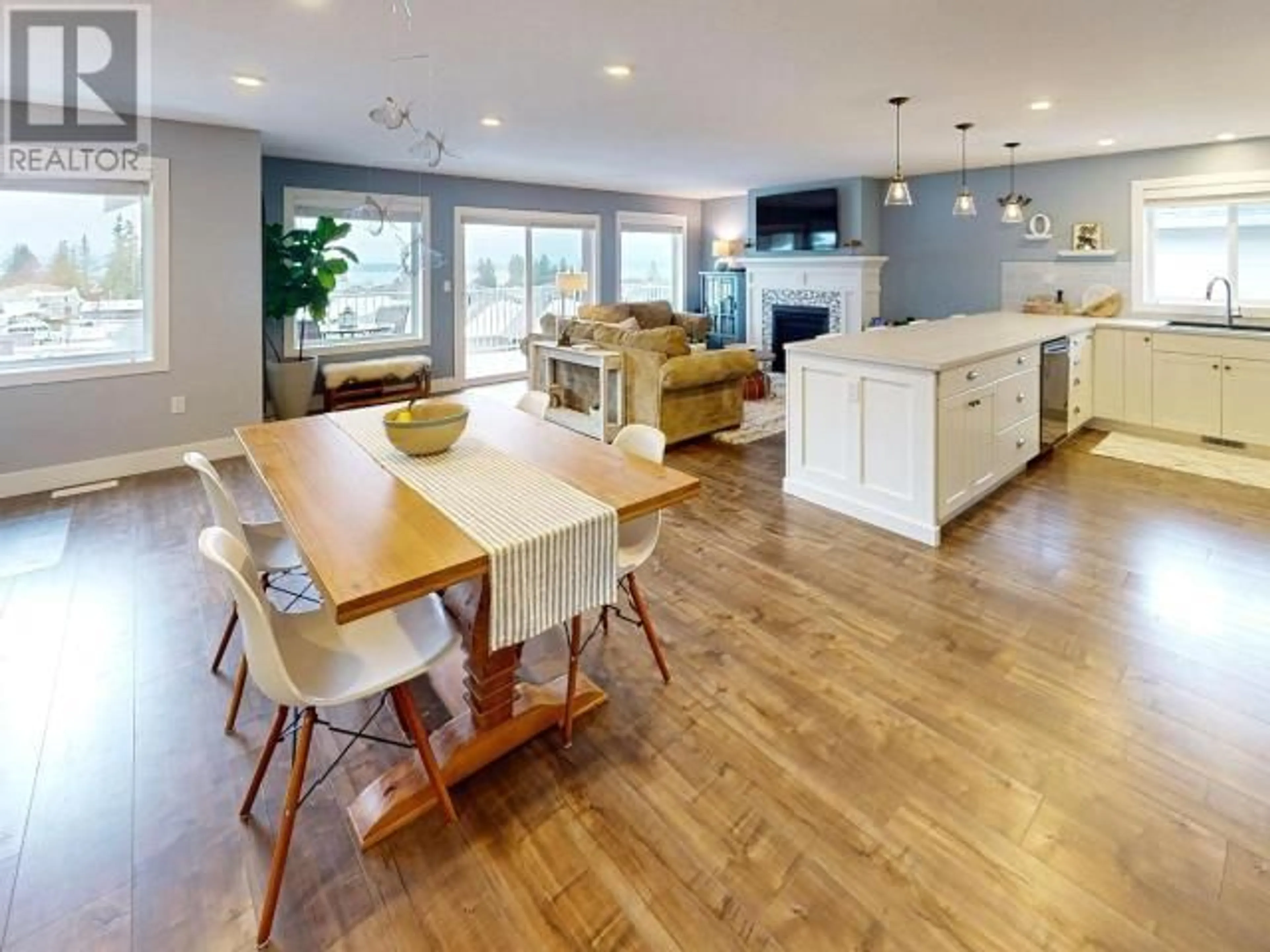 Open concept kitchen, wood/laminate floor for 7396 GABRIOLA CRESCENT, Powell River British Columbia V8A0A9