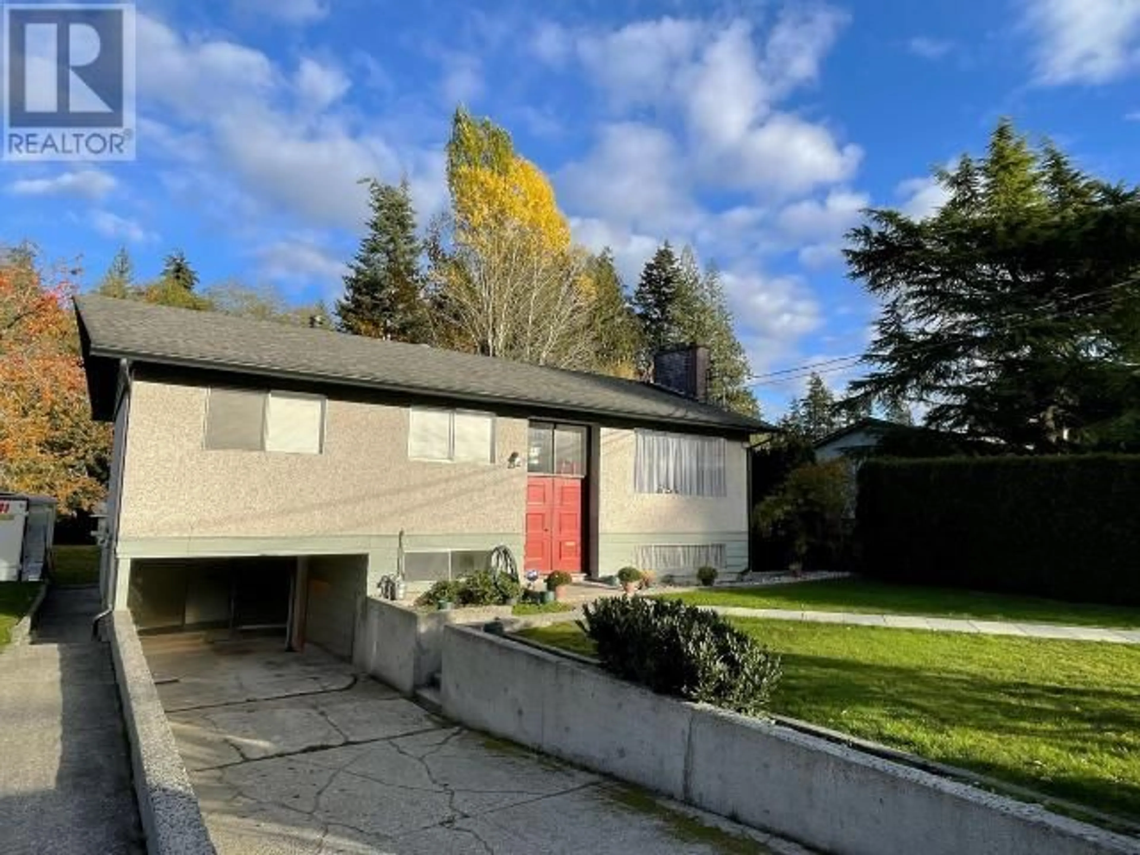 A pic from outside/outdoor area/front of a property/back of a property/a pic from drone, street for 5044 MANSON AVE, Powell River British Columbia