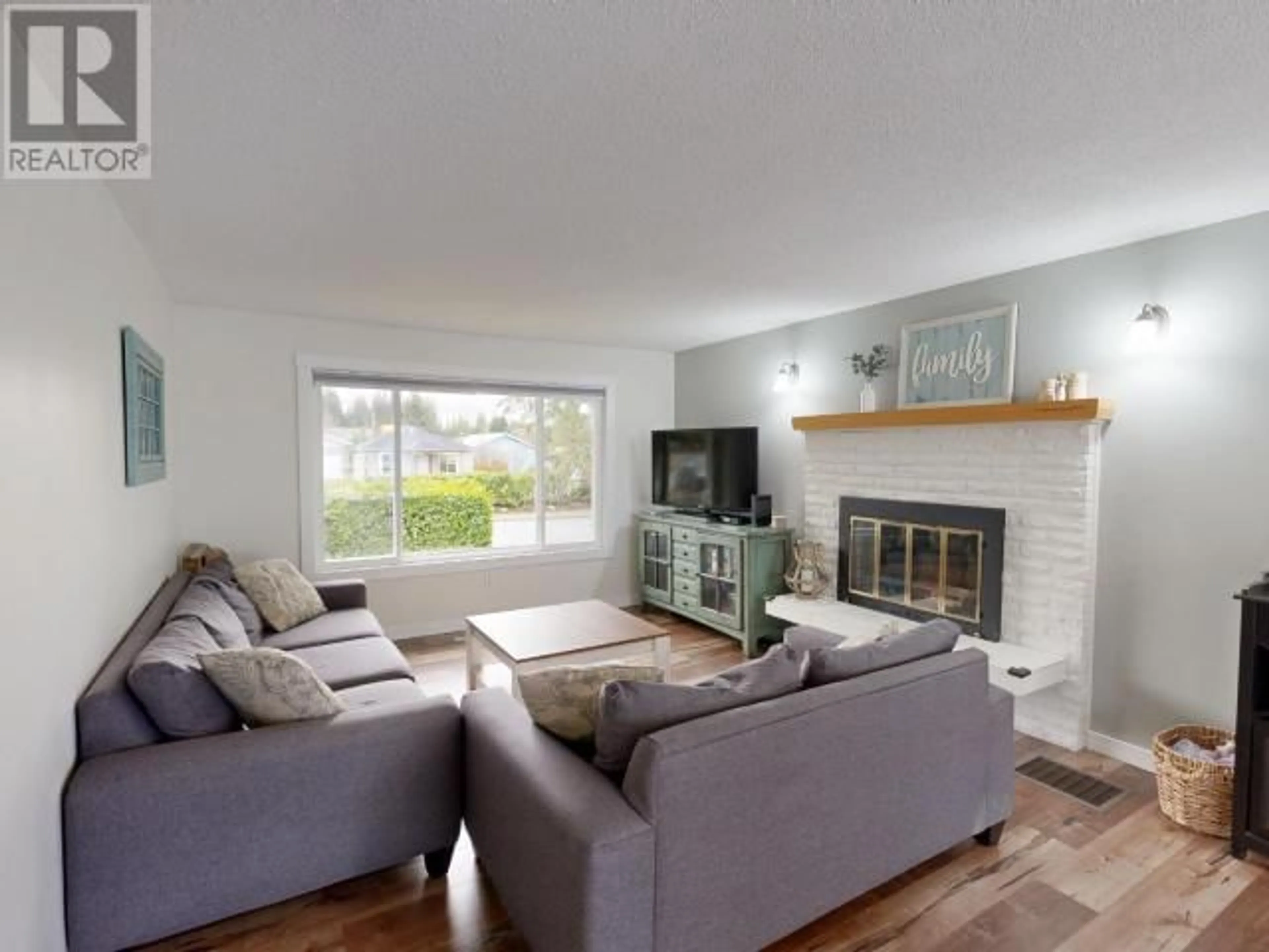 Living room with furniture, wood/laminate floor for 7243 HUNTINGDON STREET, Powell River British Columbia