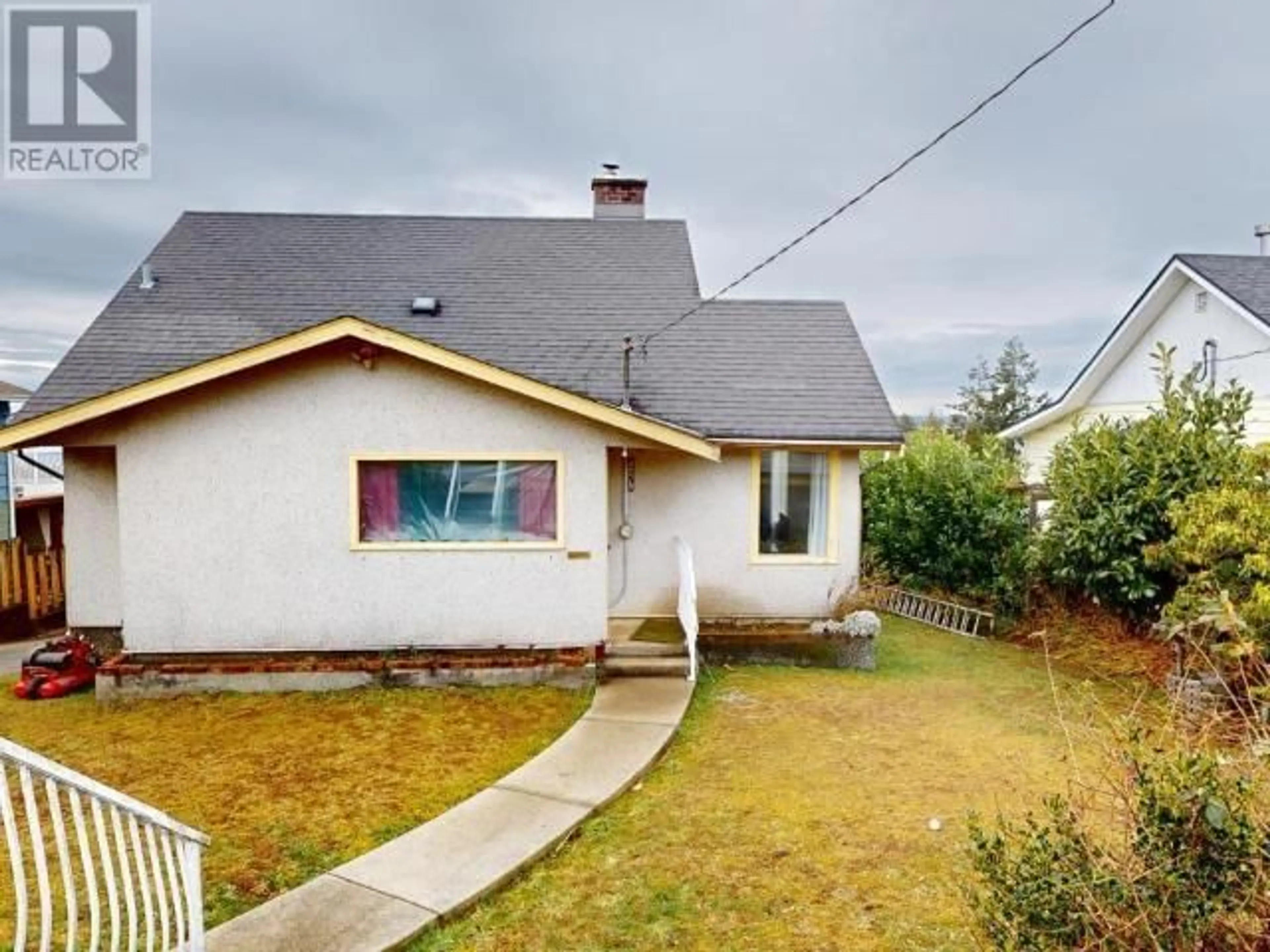 A pic from outside/outdoor area/front of a property/back of a property/a pic from drone, street for 4579 HARVIE AVE, Powell River British Columbia