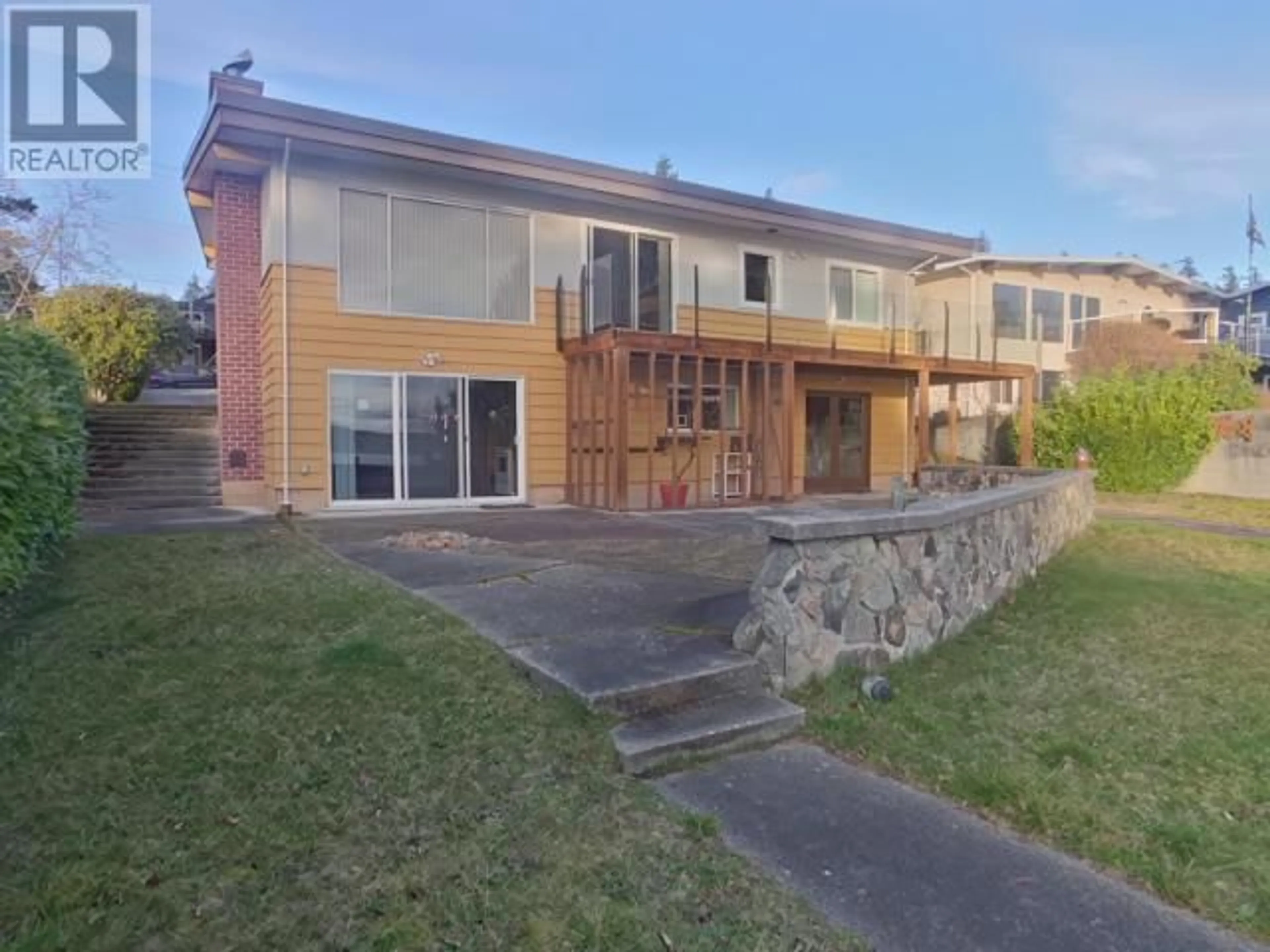 A pic from outside/outdoor area/front of a property/back of a property/a pic from drone, unknown for 7160 WESTMINSTER STREET, Powell River British Columbia V8A1C6