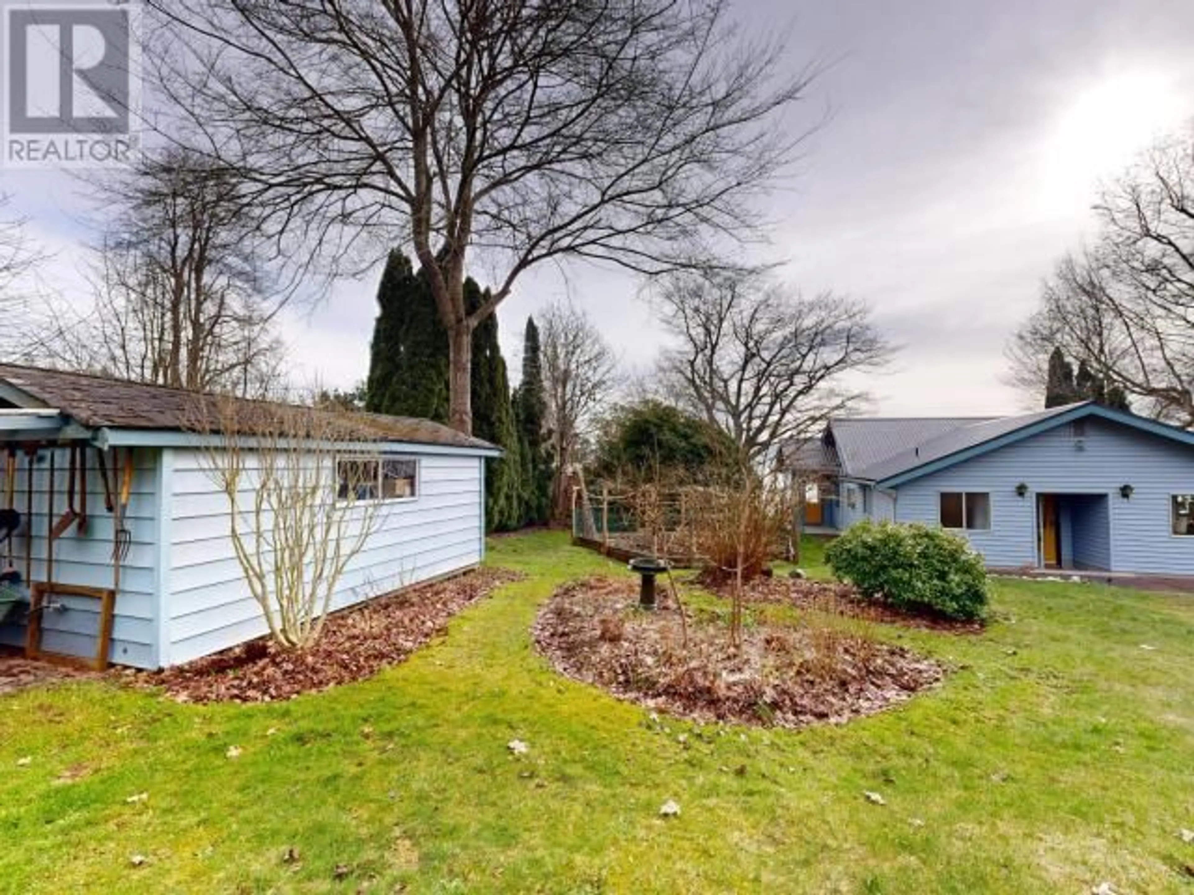 A pic from outside/outdoor area/front of a property/back of a property/a pic from drone, unknown for 10989 DUNLOP ROAD, Powell River British Columbia