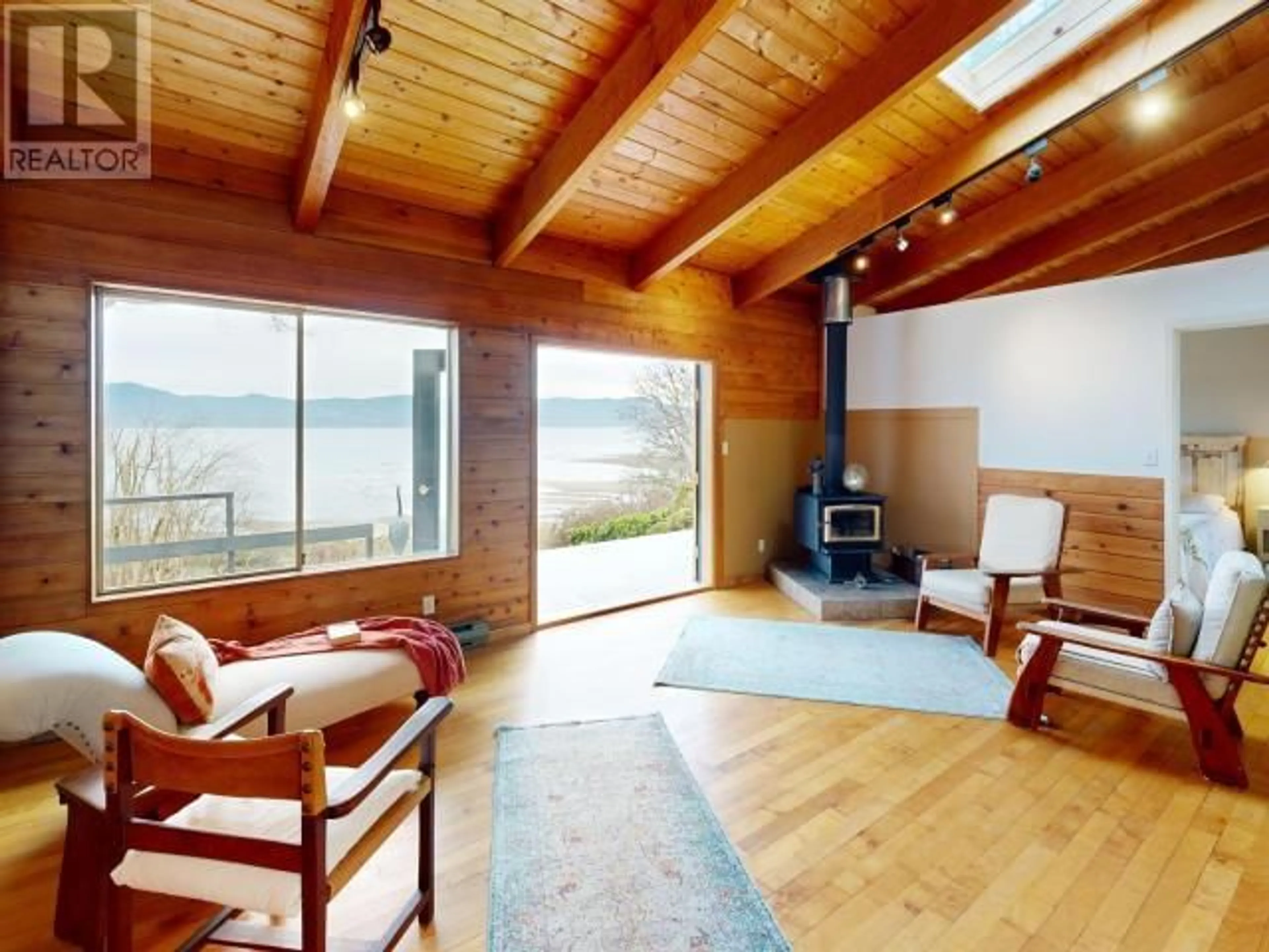 Living room with furniture, wood/laminate floor for 10989 DUNLOP ROAD, Powell River British Columbia