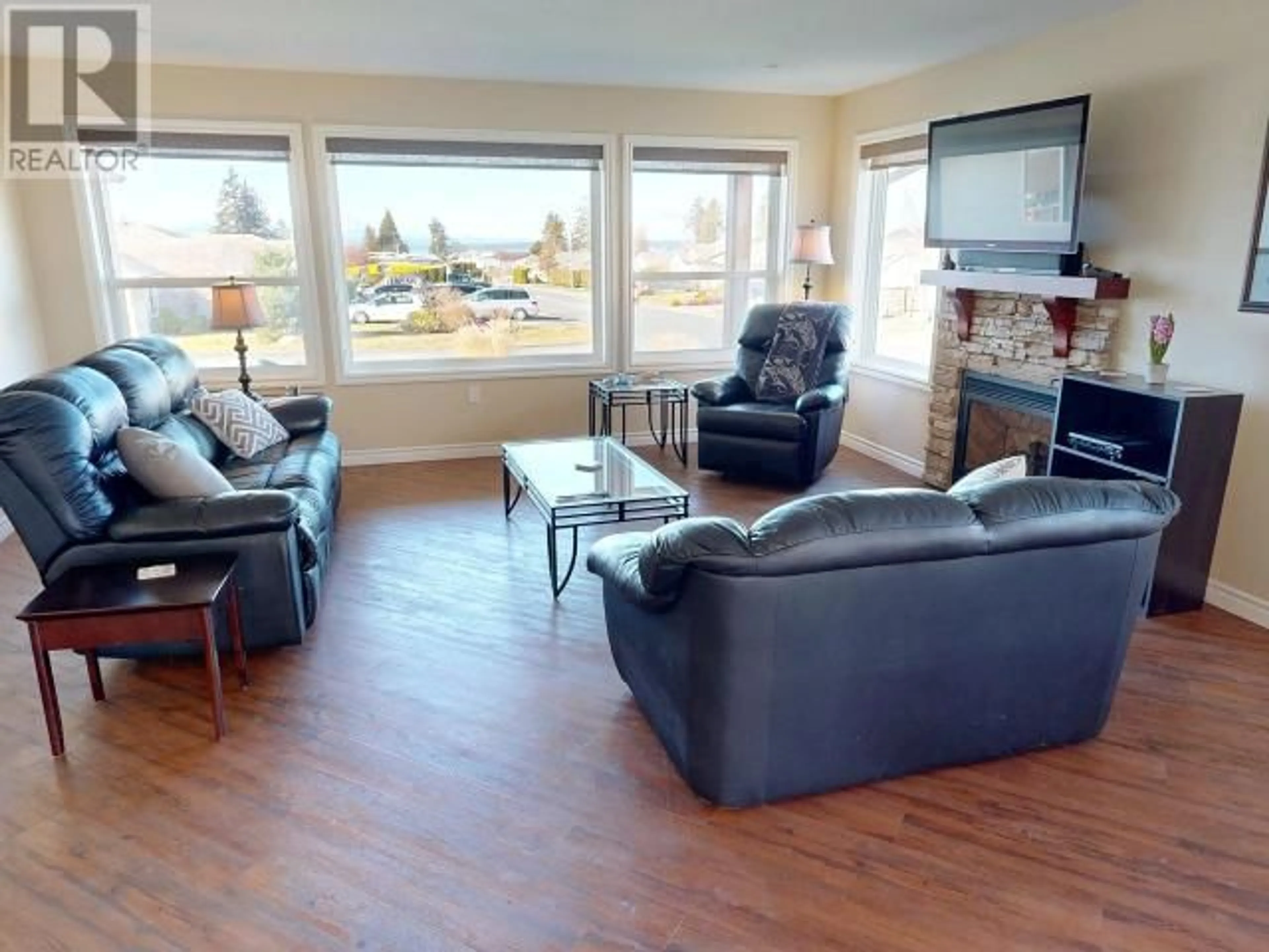 Living room with furniture, unknown for 4264 BOWNESS AVE, Powell River British Columbia