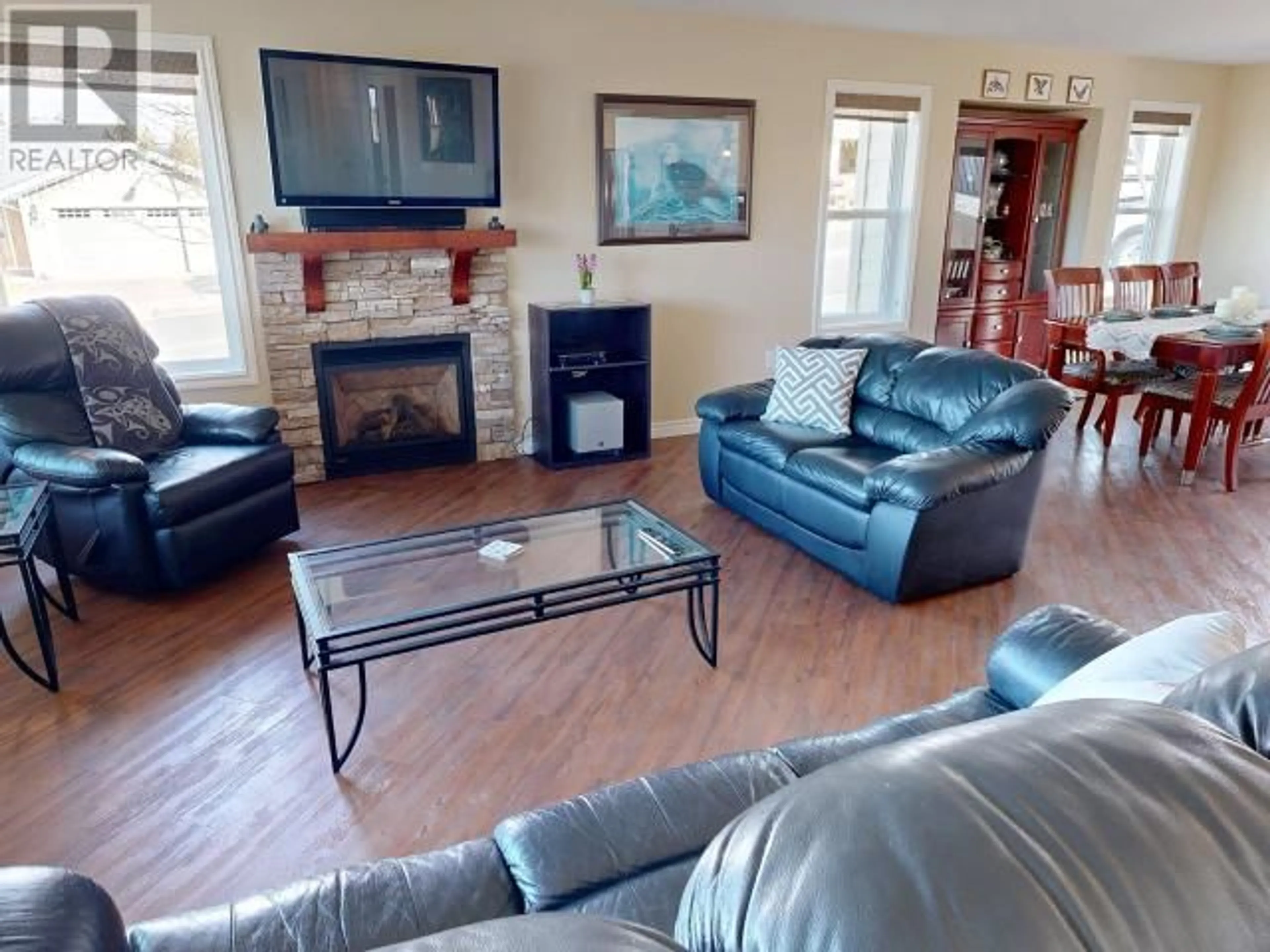 Living room with furniture, unknown for 4264 BOWNESS AVE, Powell River British Columbia