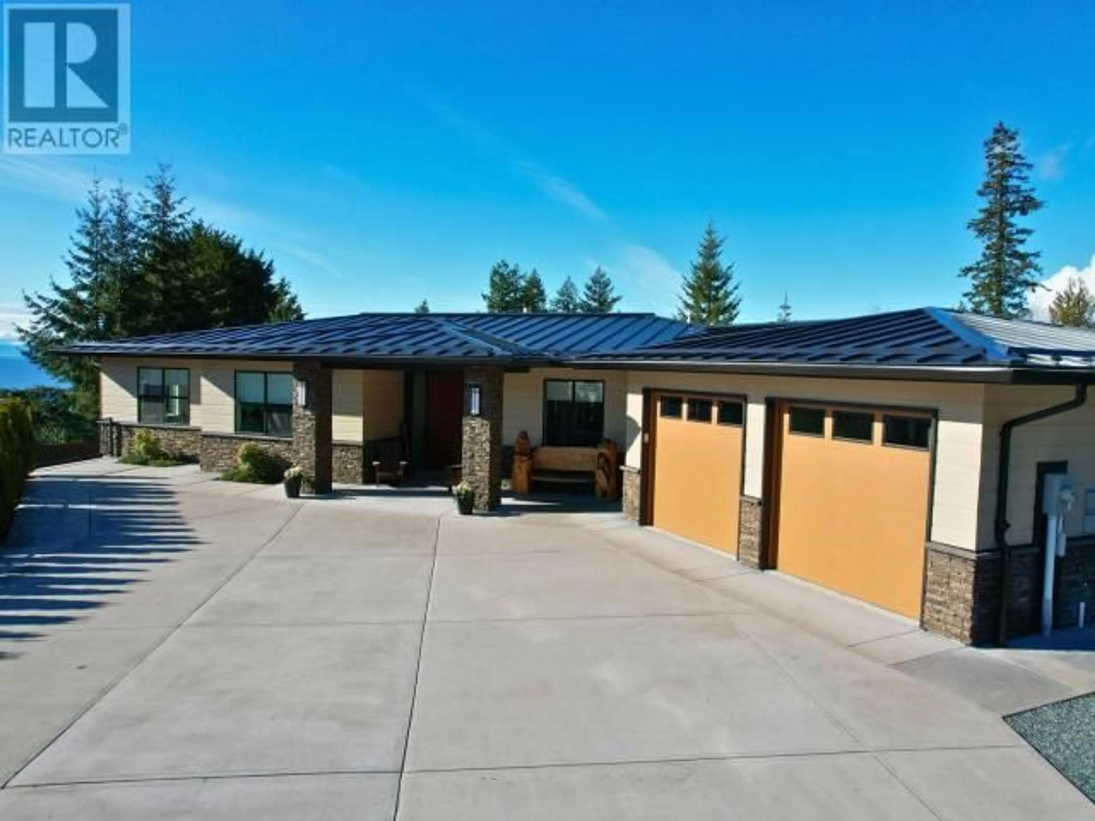 A pic from outside/outdoor area/front of a property/back of a property/a pic from drone, street for 3949 EAGLE RIDGE PLACE, Powell River British Columbia V8A0A7