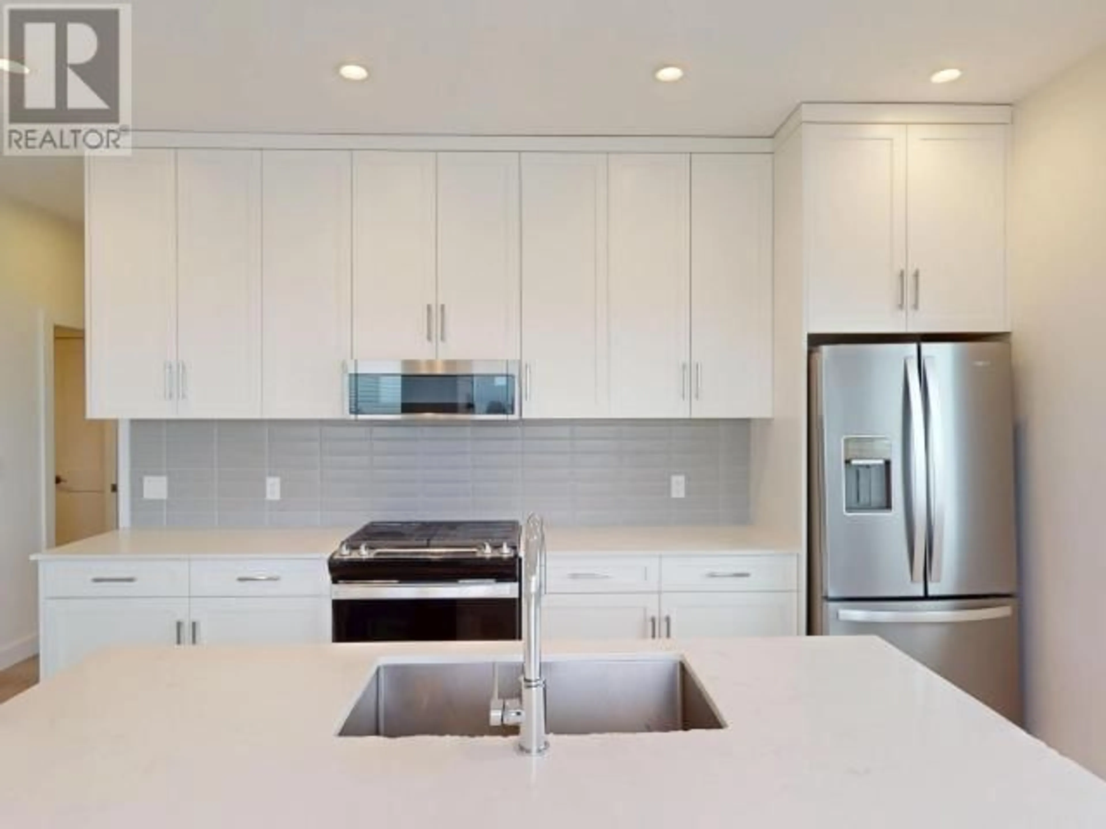 Contemporary kitchen, ceramic/tile floor for 403-7175 DUNCAN STREET, Powell River British Columbia V8A1W3