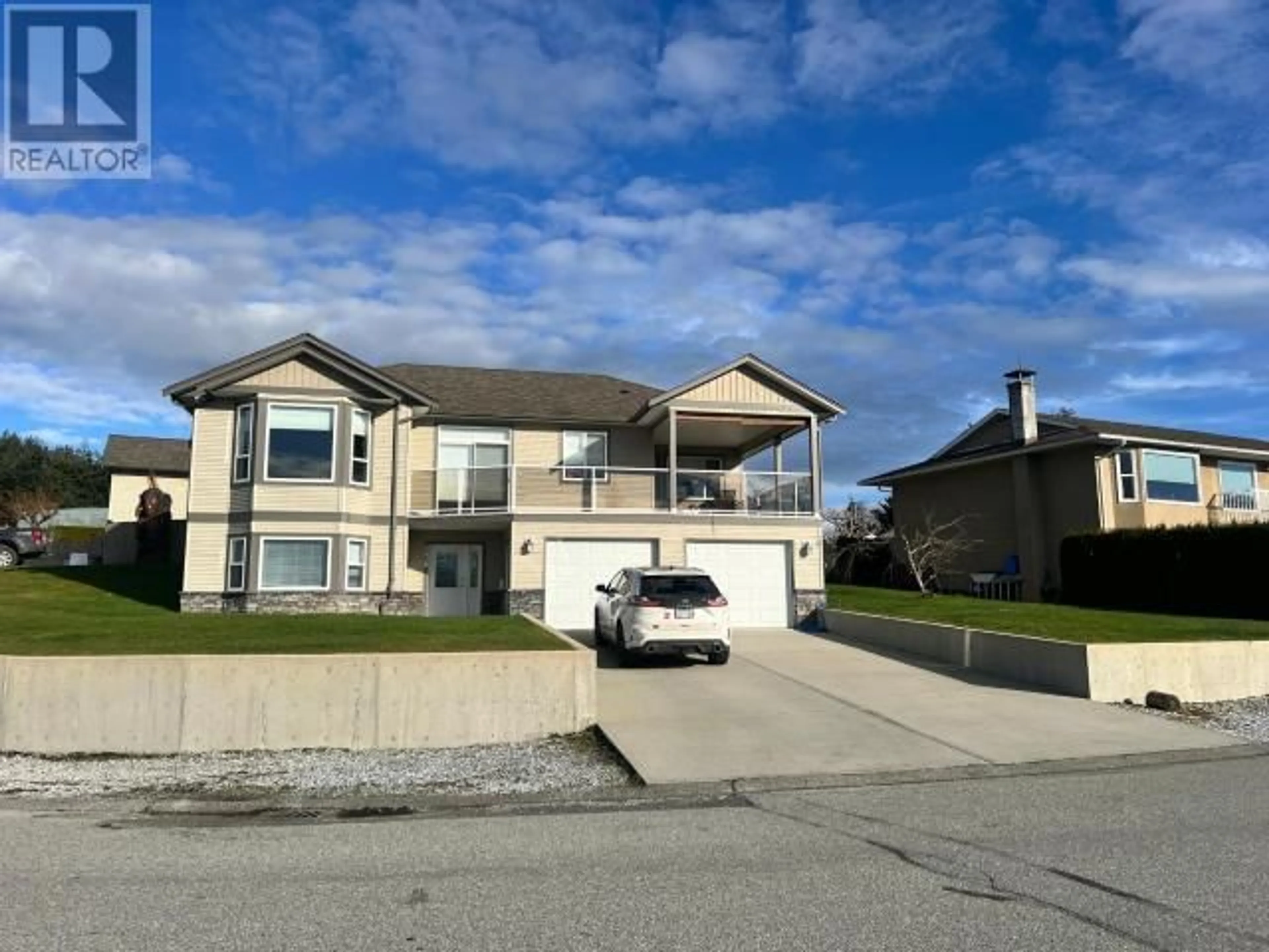Home with vinyl exterior material, street for 4836 LESLEY CRES, Powell River British Columbia