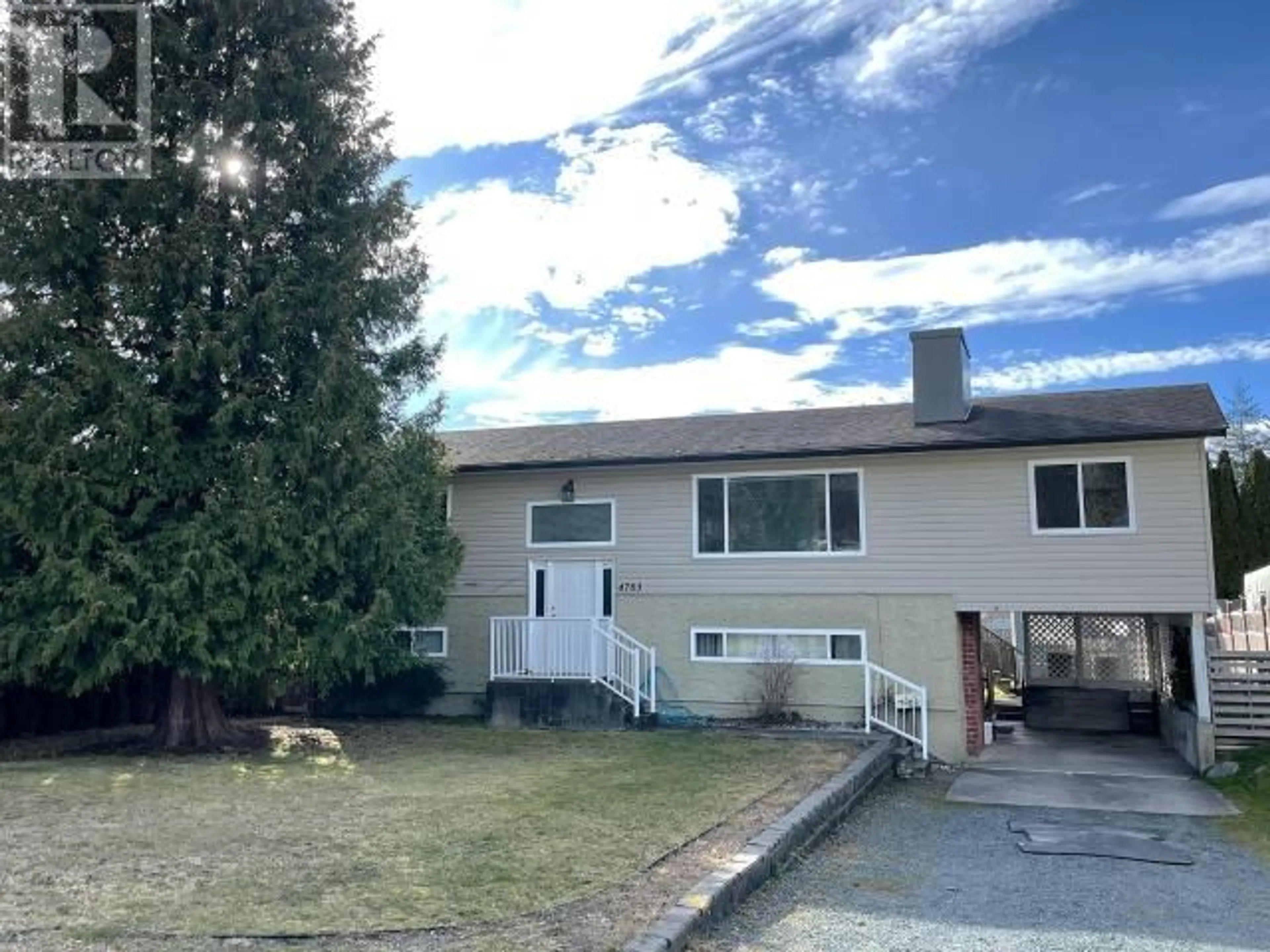 A pic from outside/outdoor area/front of a property/back of a property/a pic from drone, street for 4783 ONTARIO AVE, Powell River British Columbia