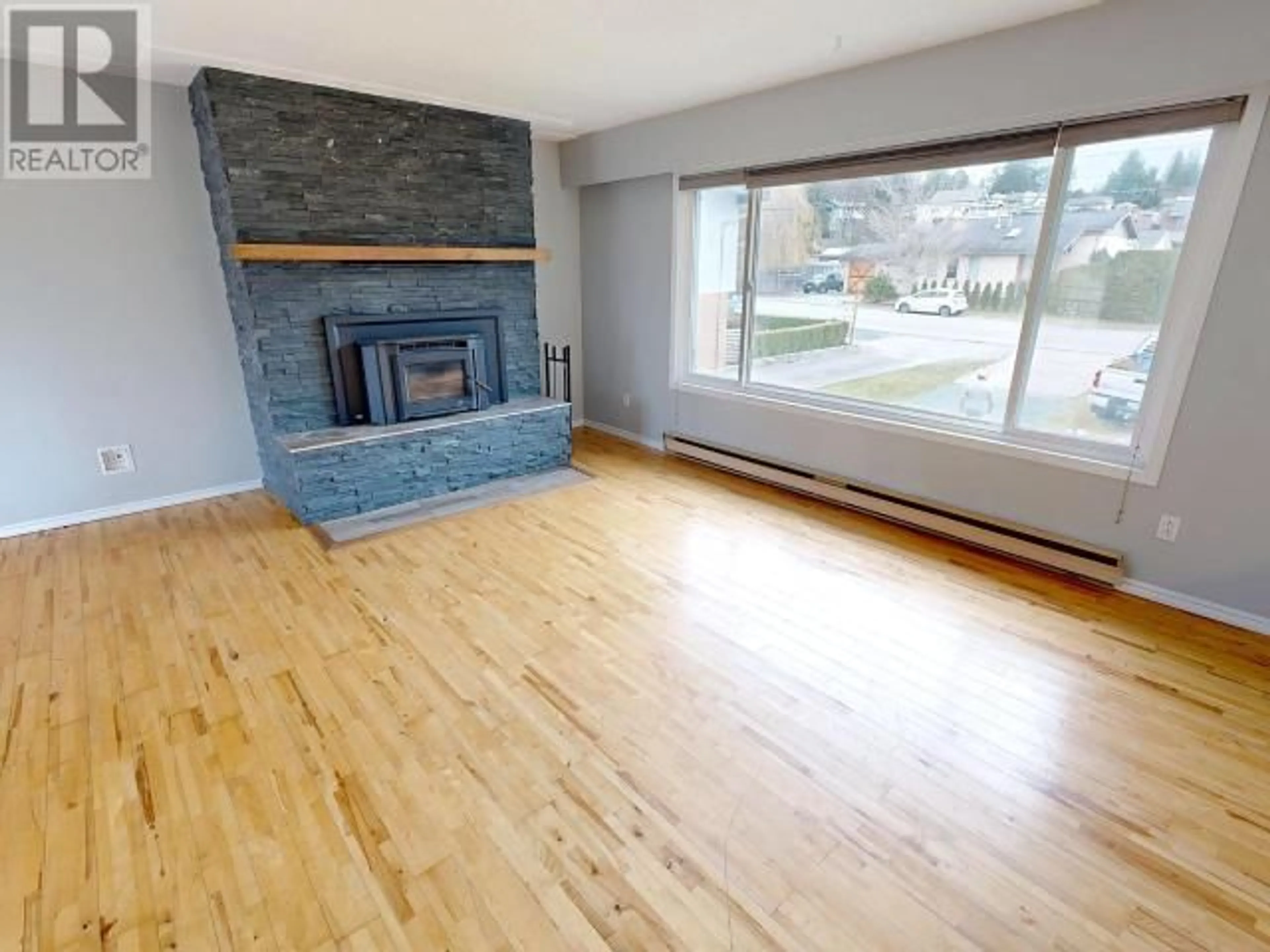 Living room with furniture, wood/laminate floor for 4783 ONTARIO AVE, Powell River British Columbia