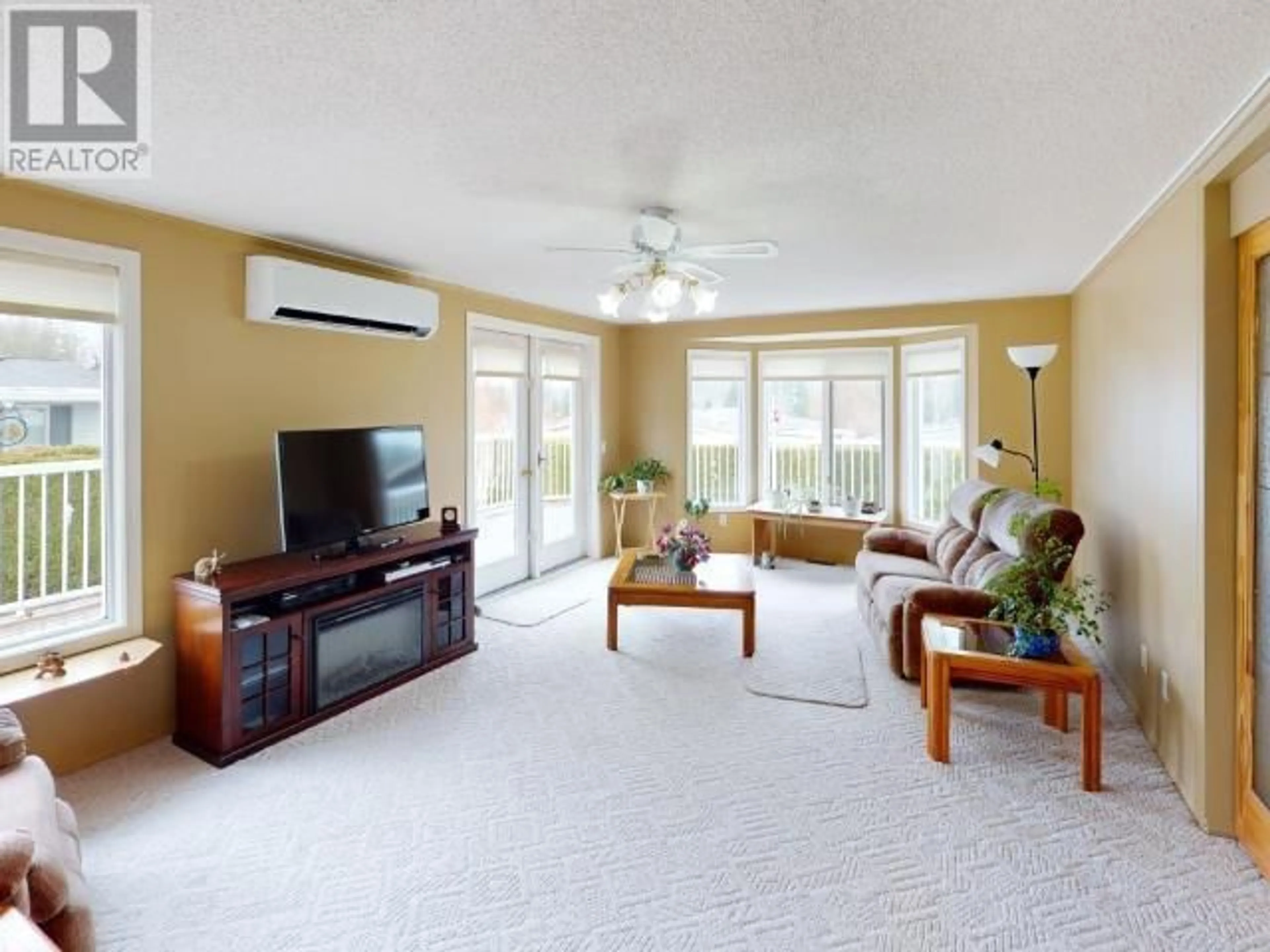 Living room with furniture, carpet floor for 15-8442 SPRINGBROOK ROAD, Powell River British Columbia