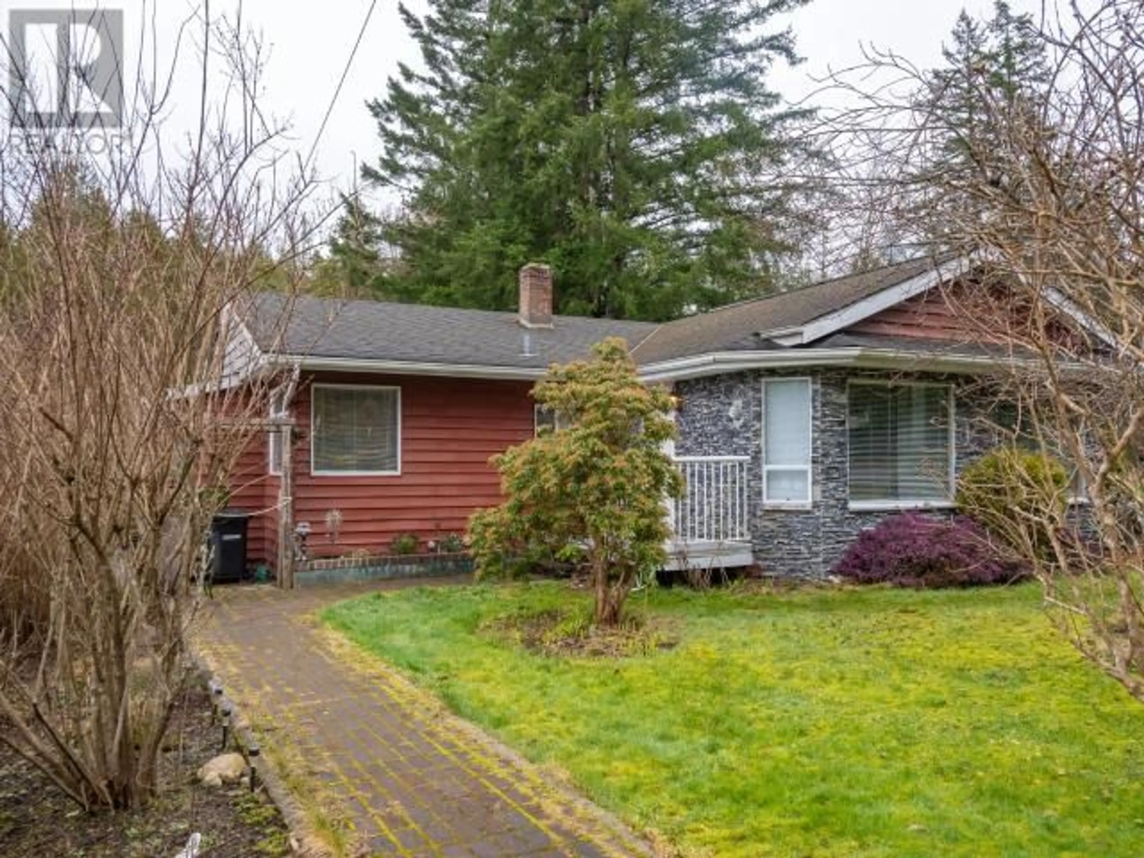 Home with vinyl exterior material, street for 4900 QUEENS AVE, Powell River British Columbia V8A3S7