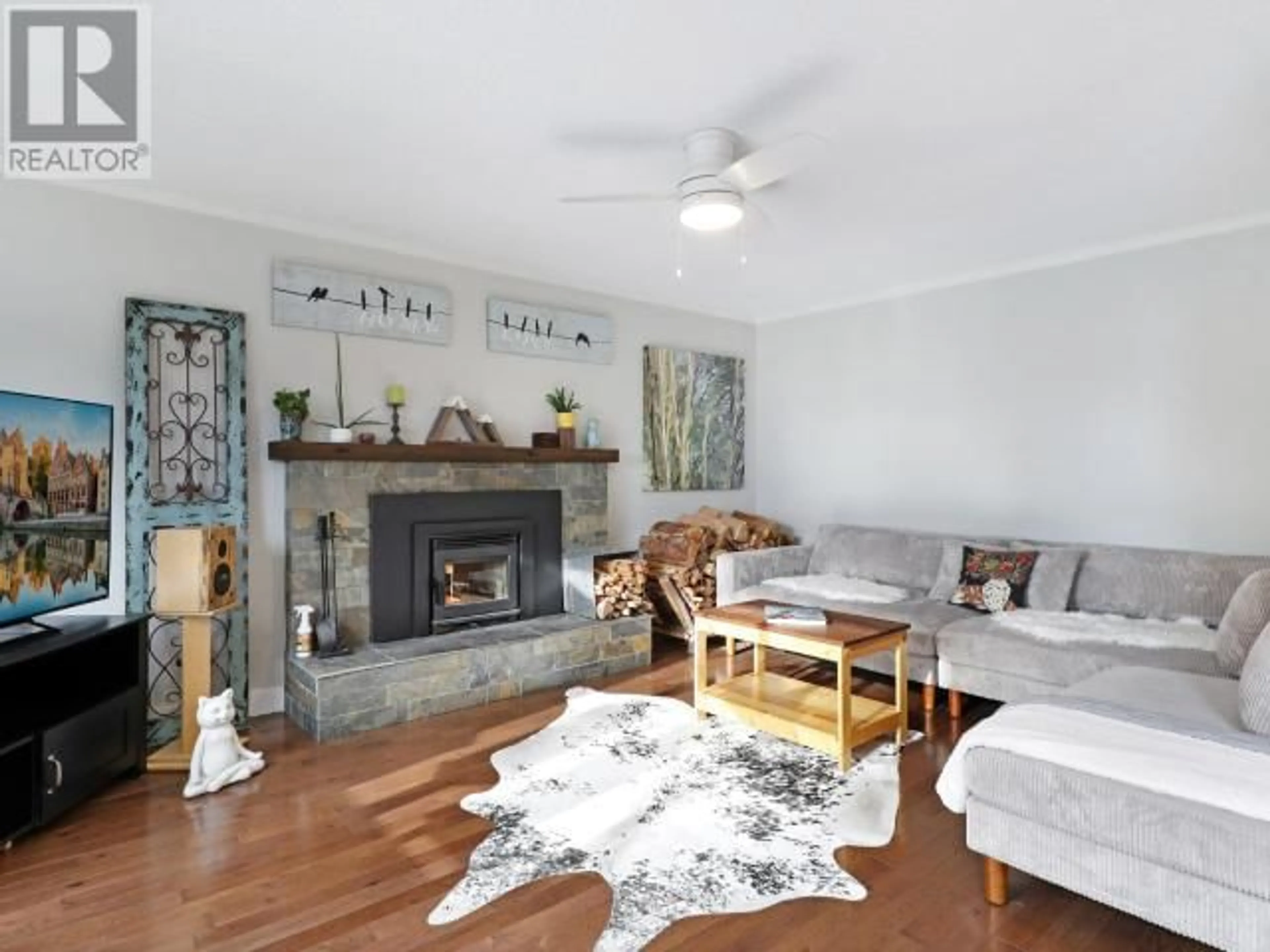 Living room with furniture, wood/laminate floor for 3498 MARINE AVE, Powell River British Columbia V8A2H4