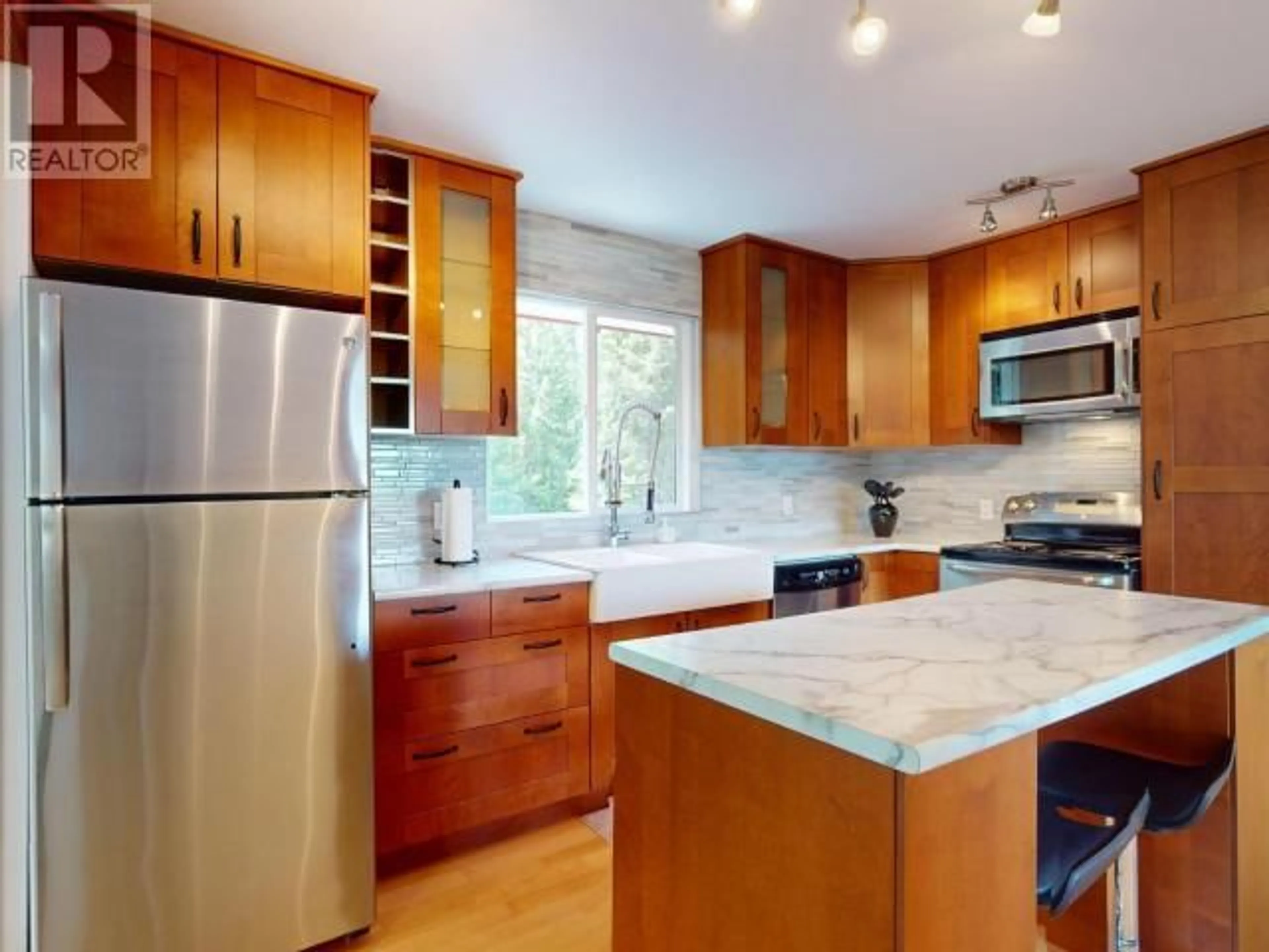 Contemporary kitchen, unknown for 2389 WALL STREET, Texada Island British Columbia V0N3K0