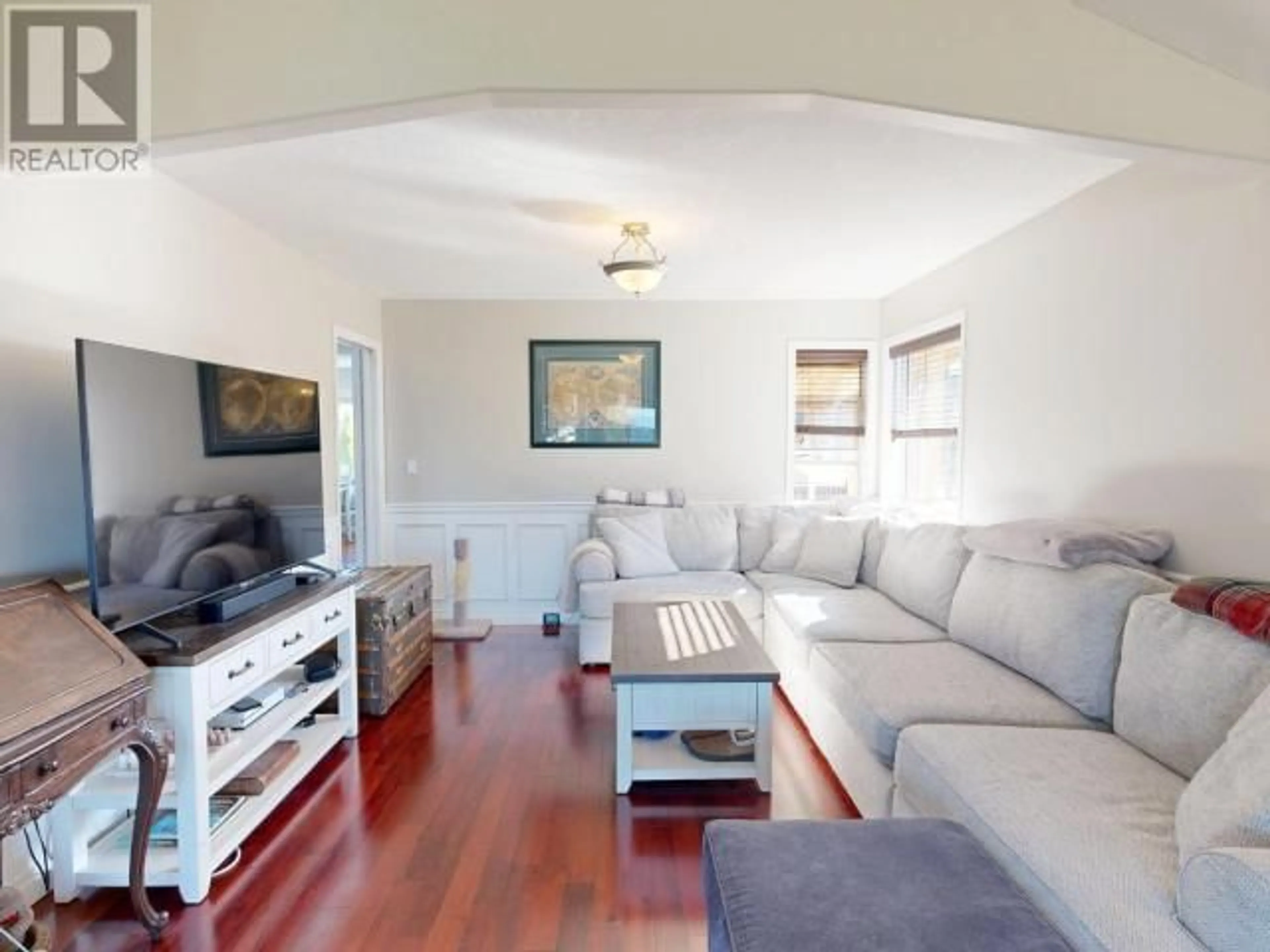 Living room with furniture, wood/laminate floor for 3396 CARIBOO AVE, Powell River British Columbia