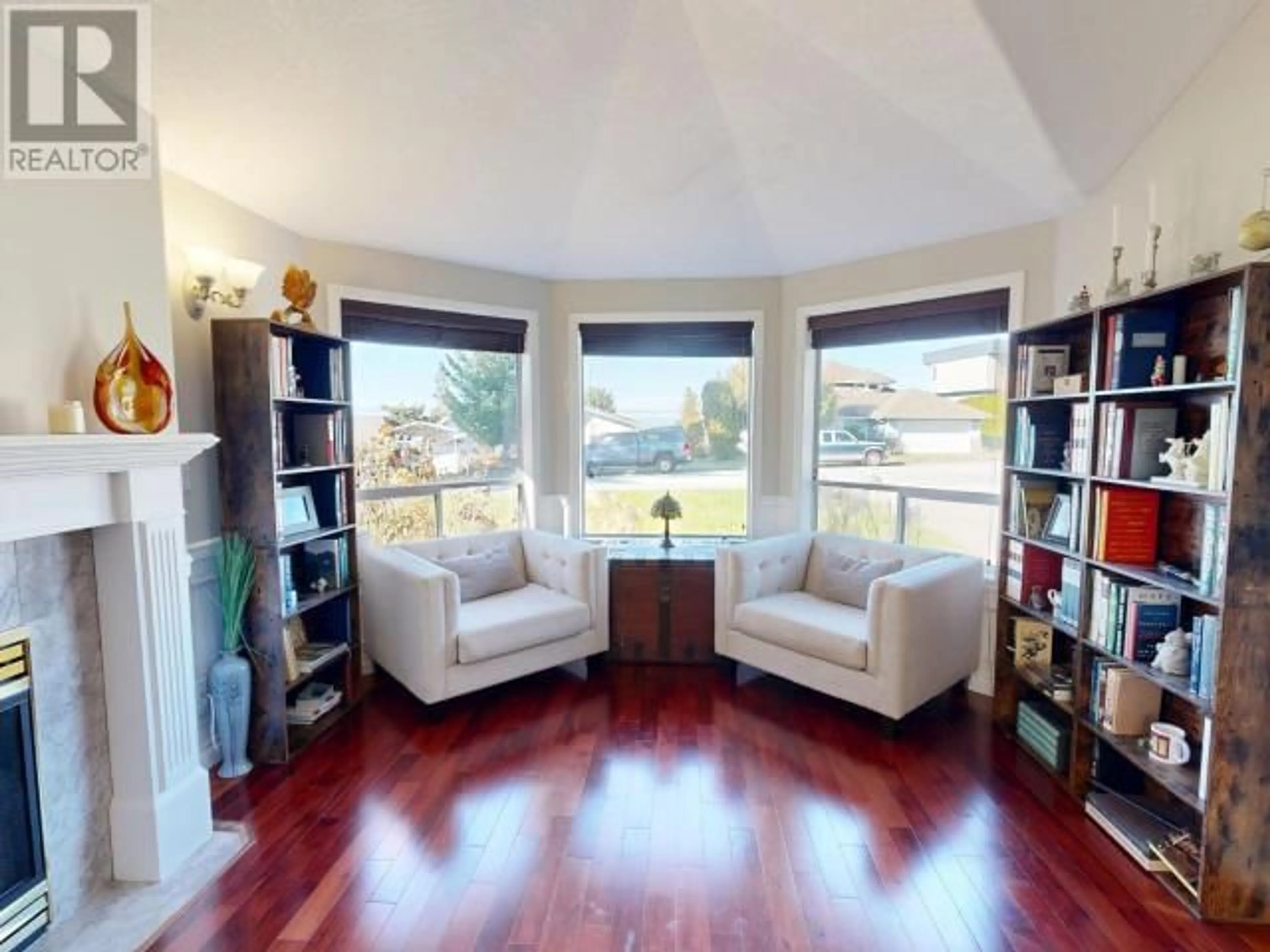 Living room with furniture, wood/laminate floor for 3396 CARIBOO AVE, Powell River British Columbia