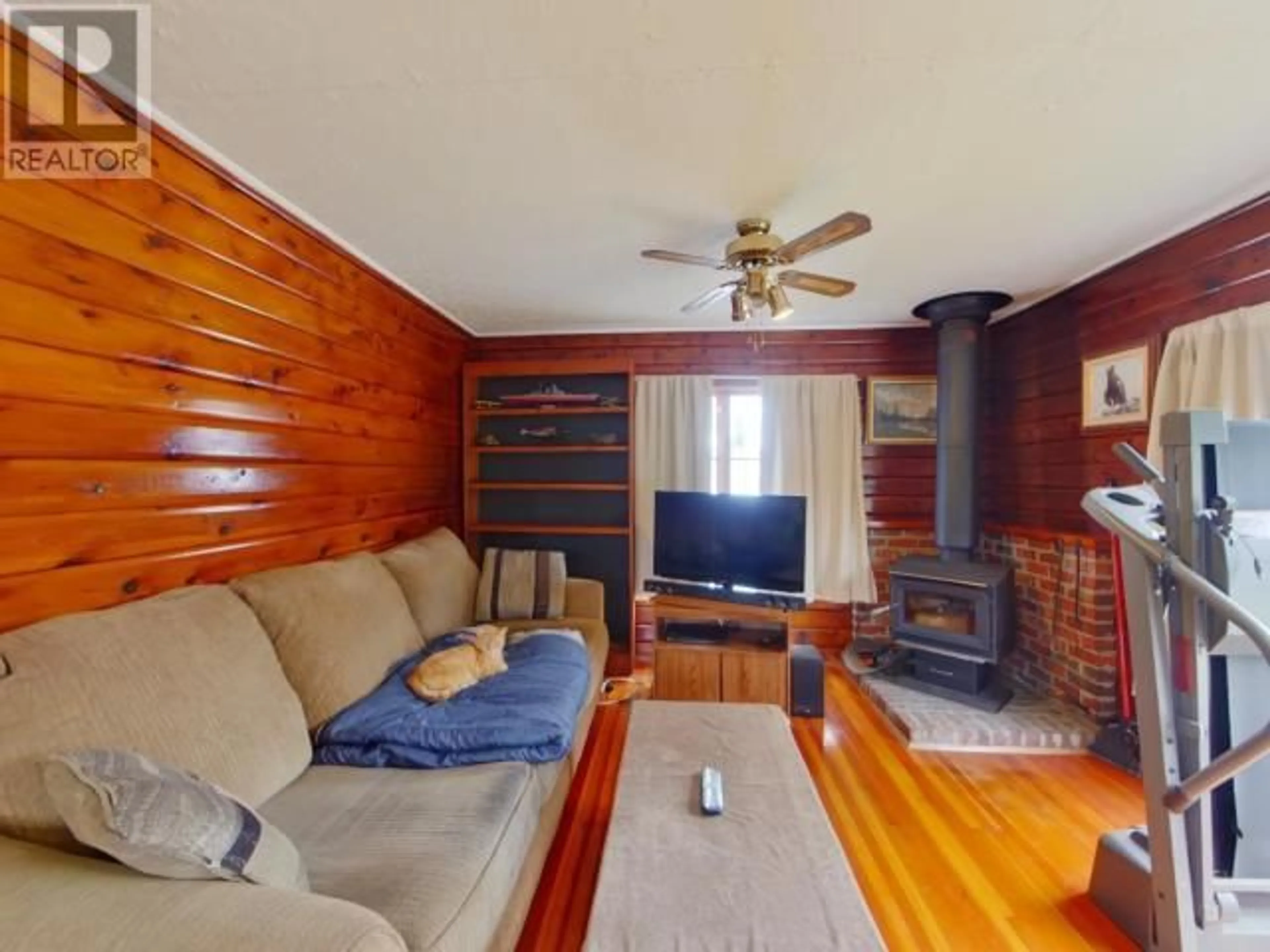 Living room with furniture, wood/laminate floor for 5348 FURNESS AVE, Powell River British Columbia V8A3V8