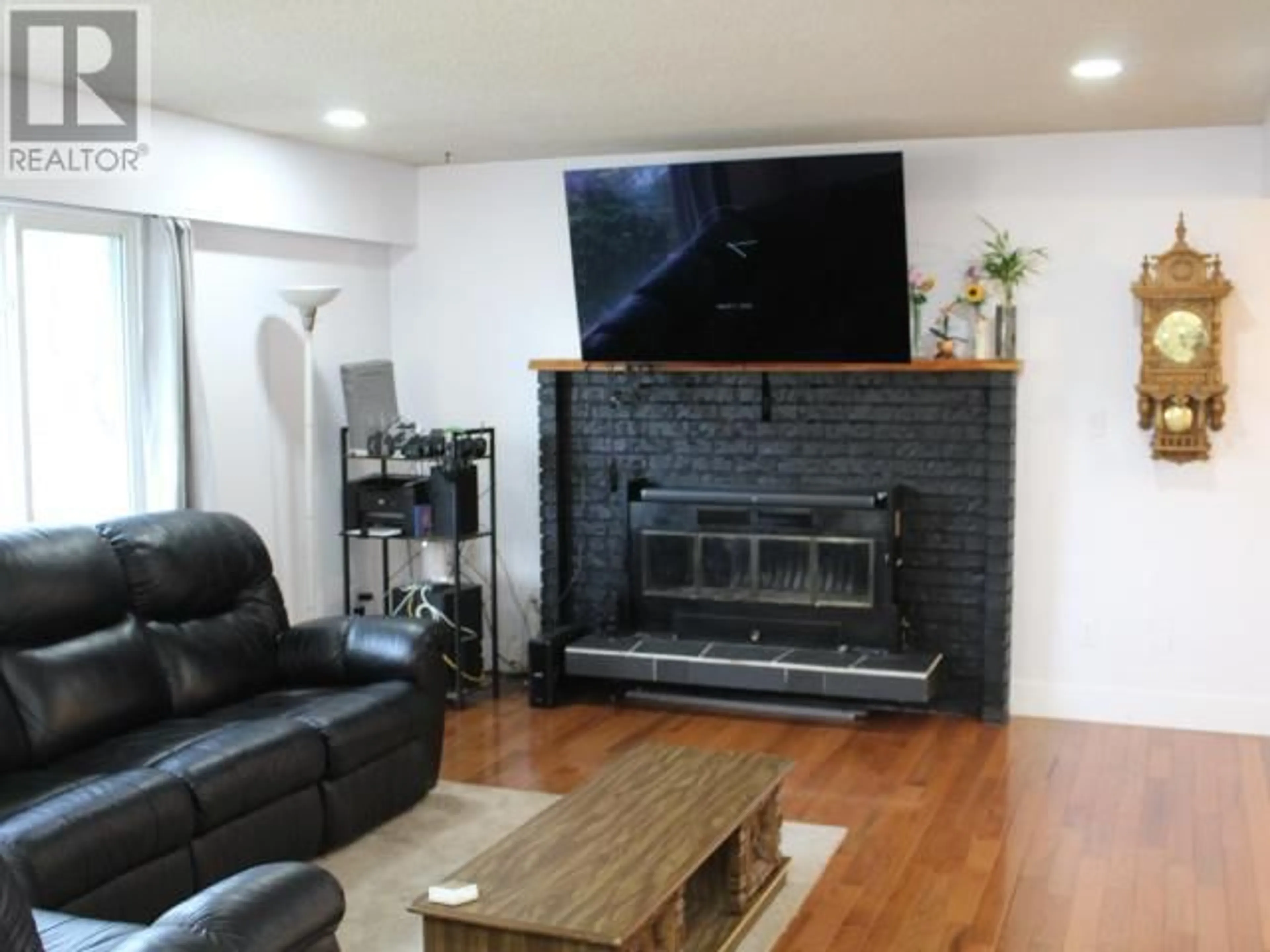 Living room with furniture, wood/laminate floor for 5940 NASS STREET, Powell River British Columbia