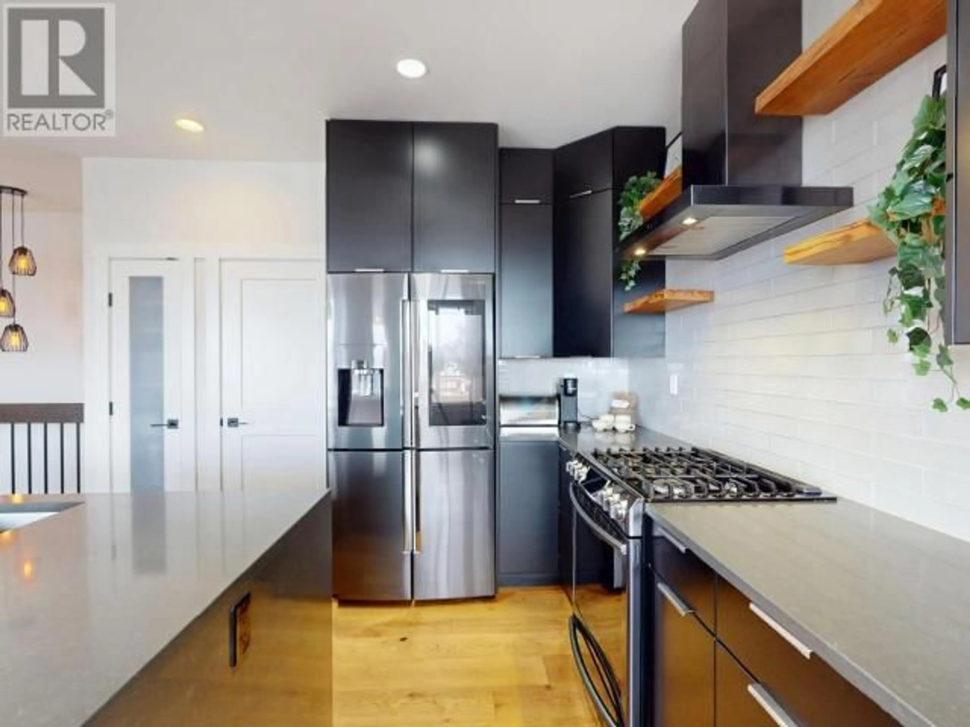 Contemporary kitchen, unknown for 3783 TRAIL PLACE, Powell River British Columbia v8a5l3