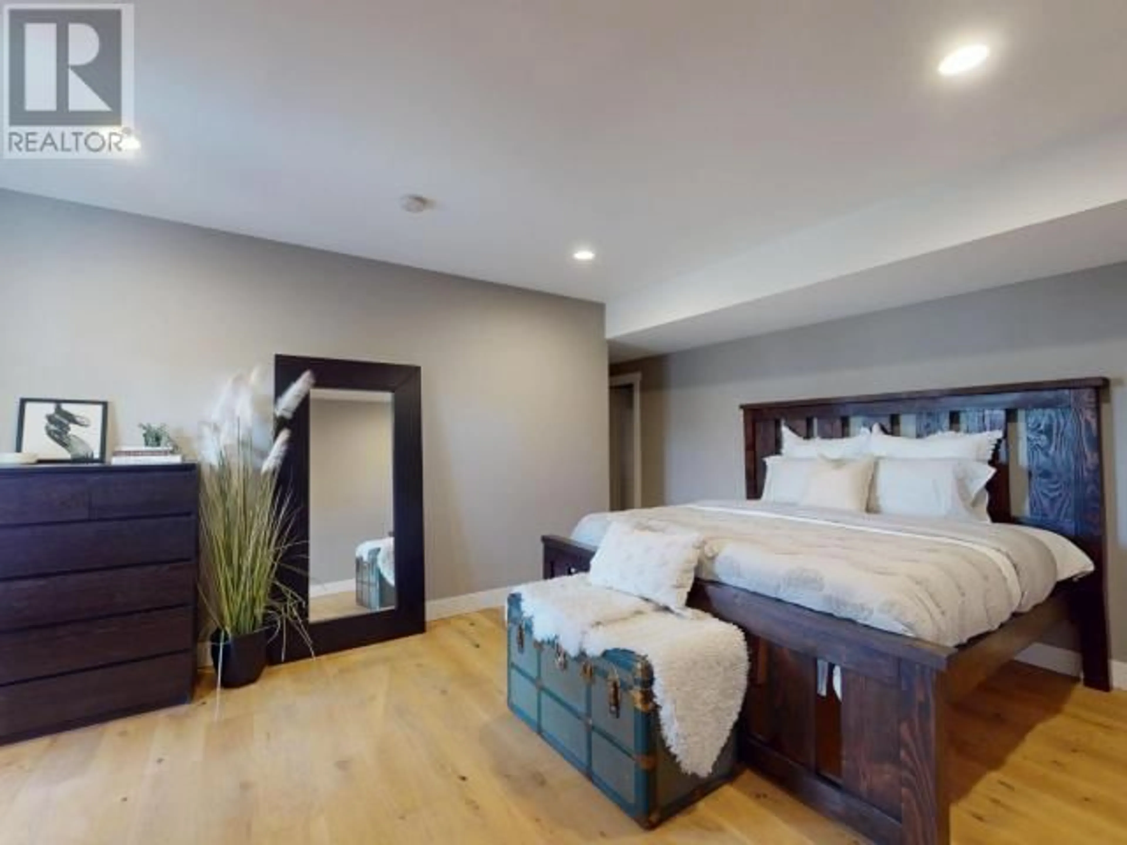 Bedroom with bed, wood/laminate floor for 3783 TRAIL PLACE, Powell River British Columbia v8a5l3
