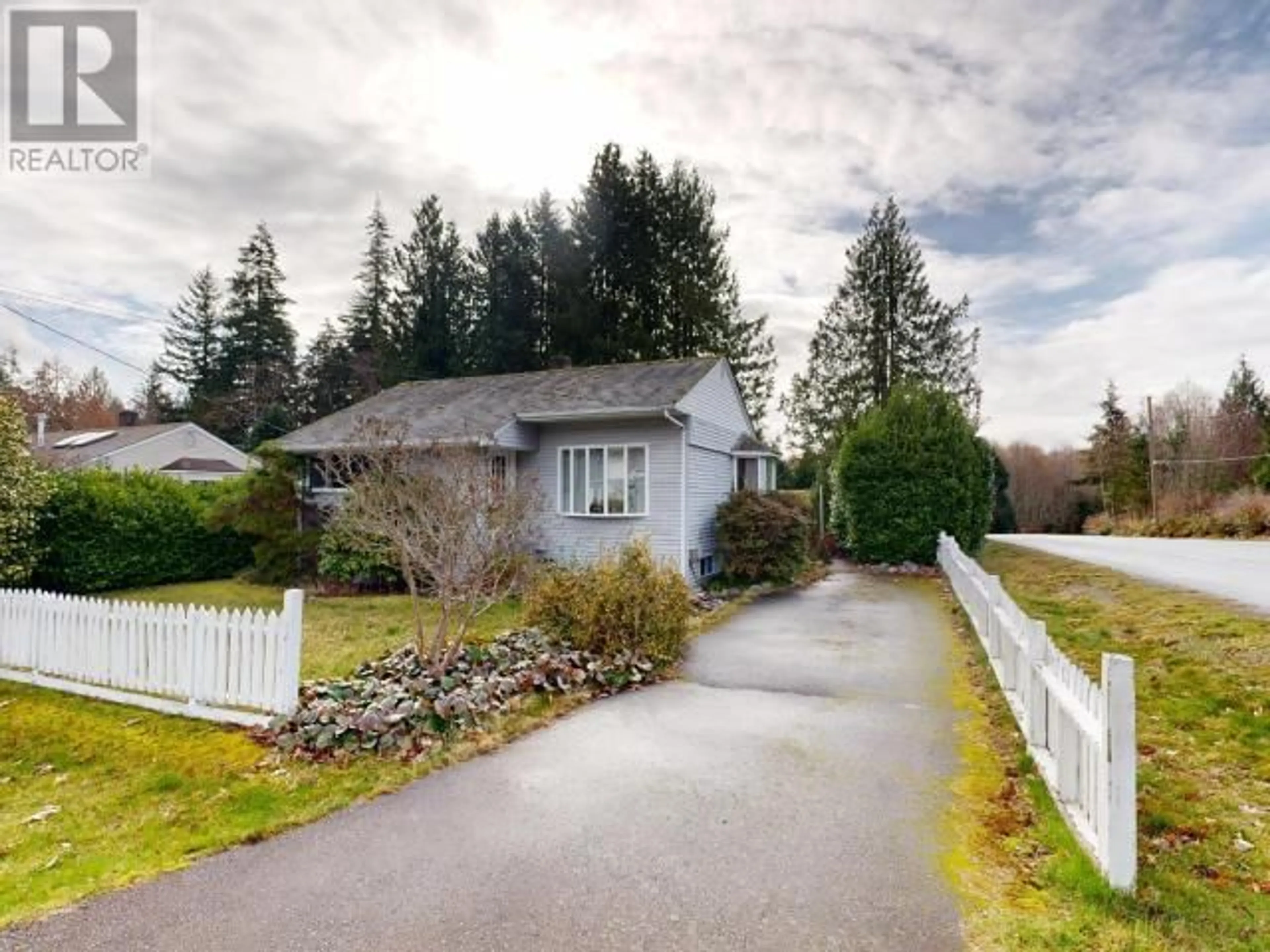 A pic from outside/outdoor area/front of a property/back of a property/a pic from drone, street for 6618 DRAKE STREET, Powell River British Columbia