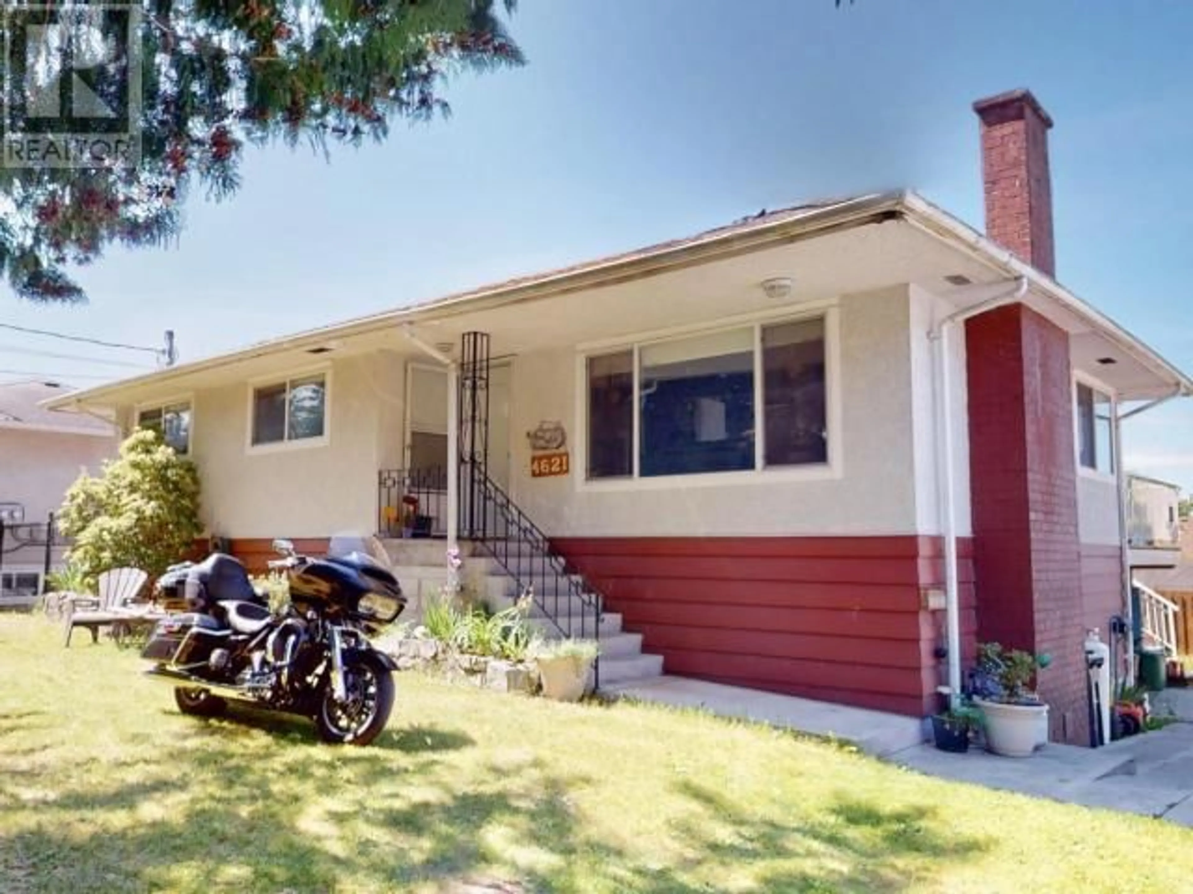 Home with vinyl exterior material, street for 4621 MANSON AVE, Powell River British Columbia V8A3N3