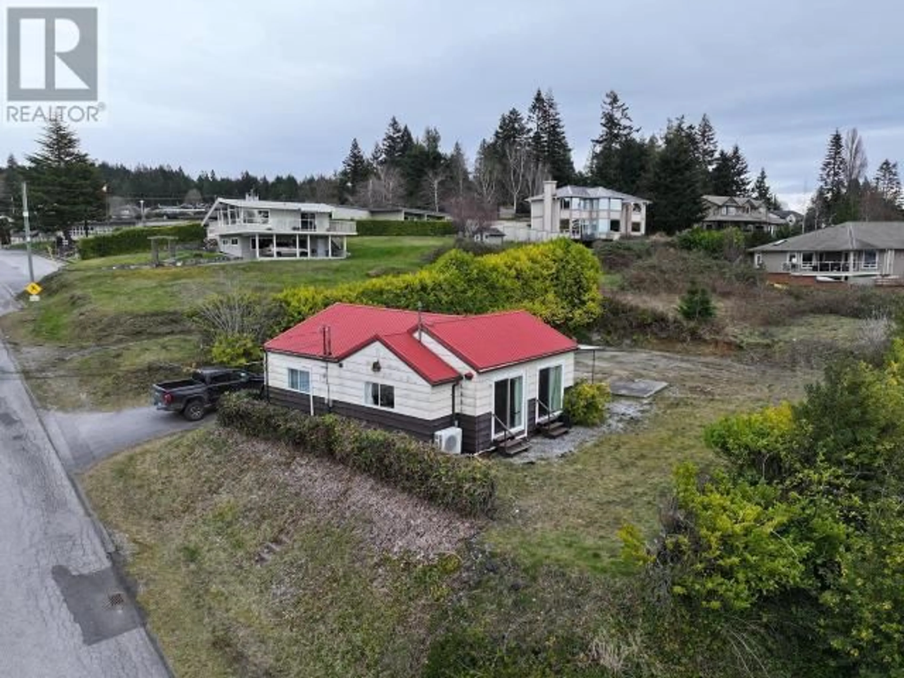 A pic from outside/outdoor area/front of a property/back of a property/a pic from drone, unknown for 6928 QUESNEL STREET, Powell River British Columbia
