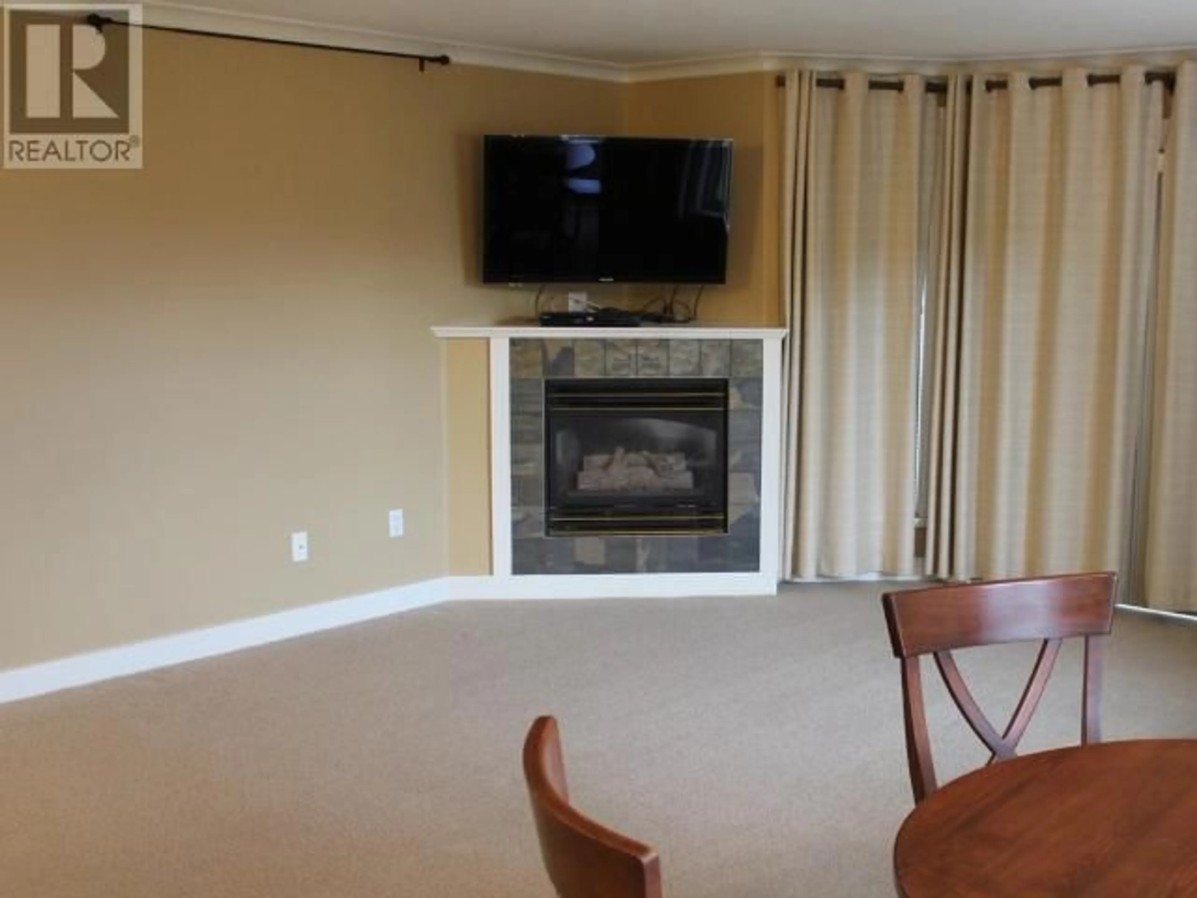 Dining room, carpet floor for 204 - 4510 WILLINGDON AVE, Powell River British Columbia