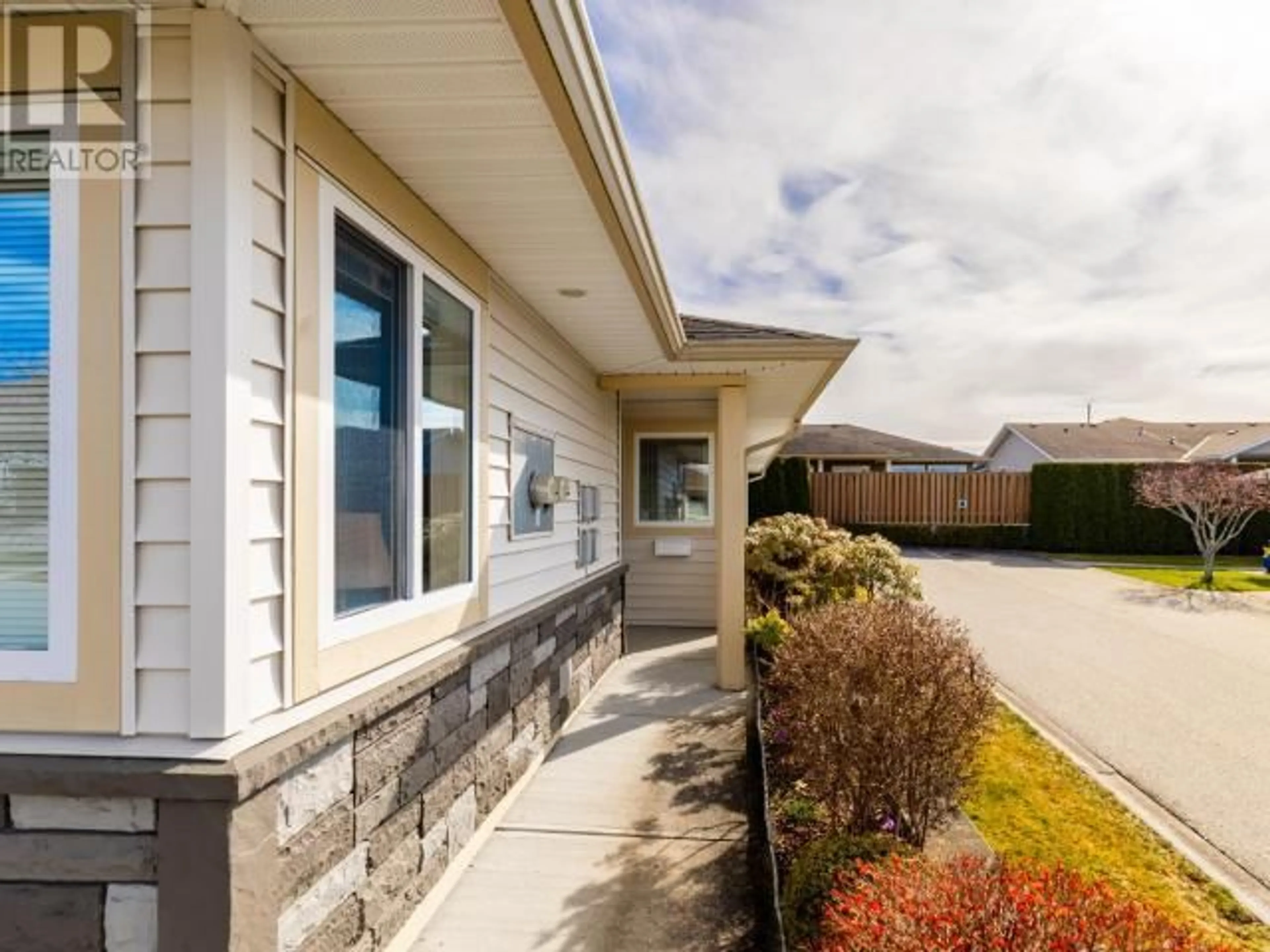 Home with vinyl exterior material, street for 21-4415 MANSON AVE, Powell River British Columbia