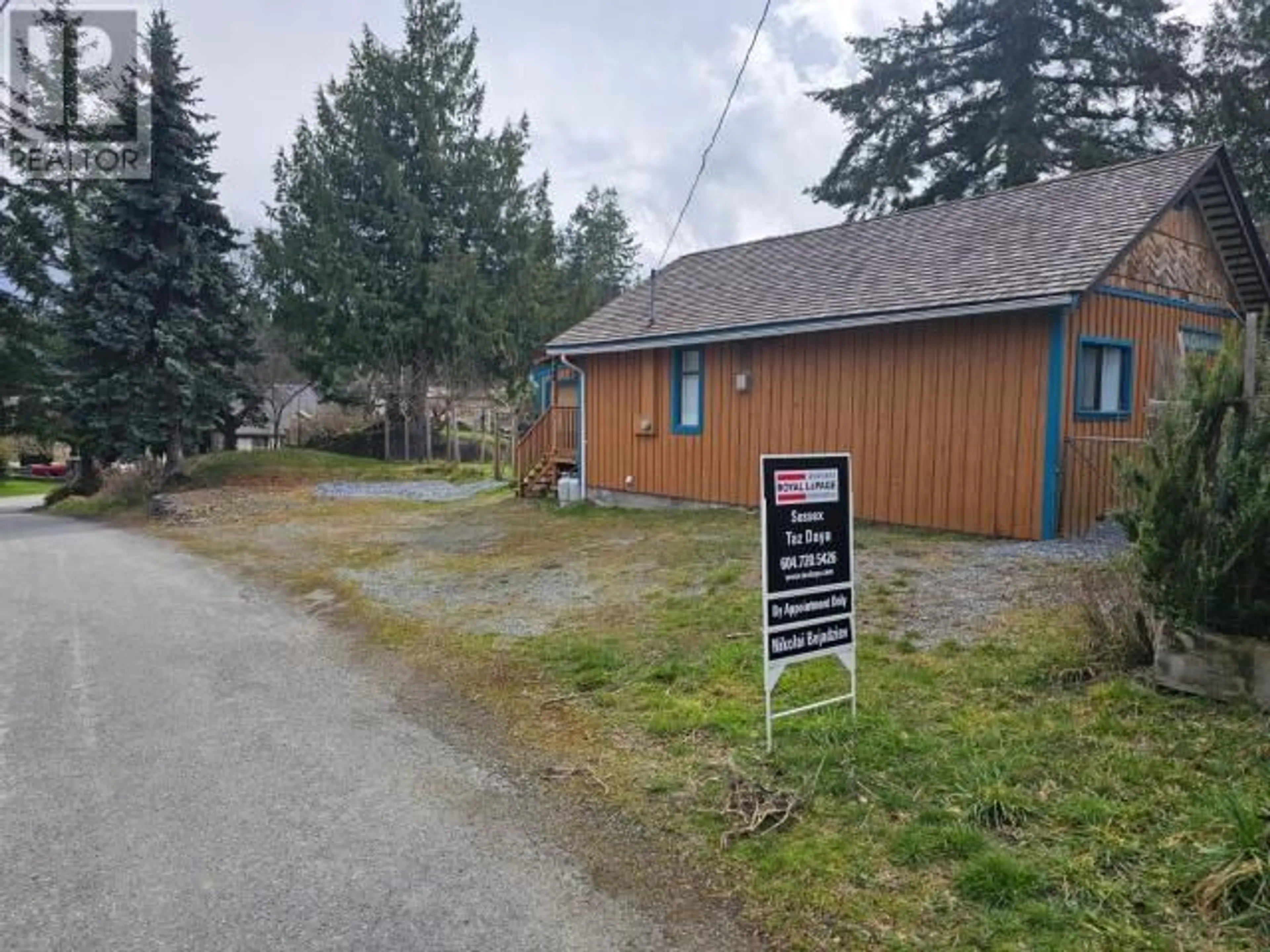 A pic from outside/outdoor area/front of a property/back of a property/a pic from drone, street for 5271 COLEBORN STREET, Texada Island British Columbia V0N3K0