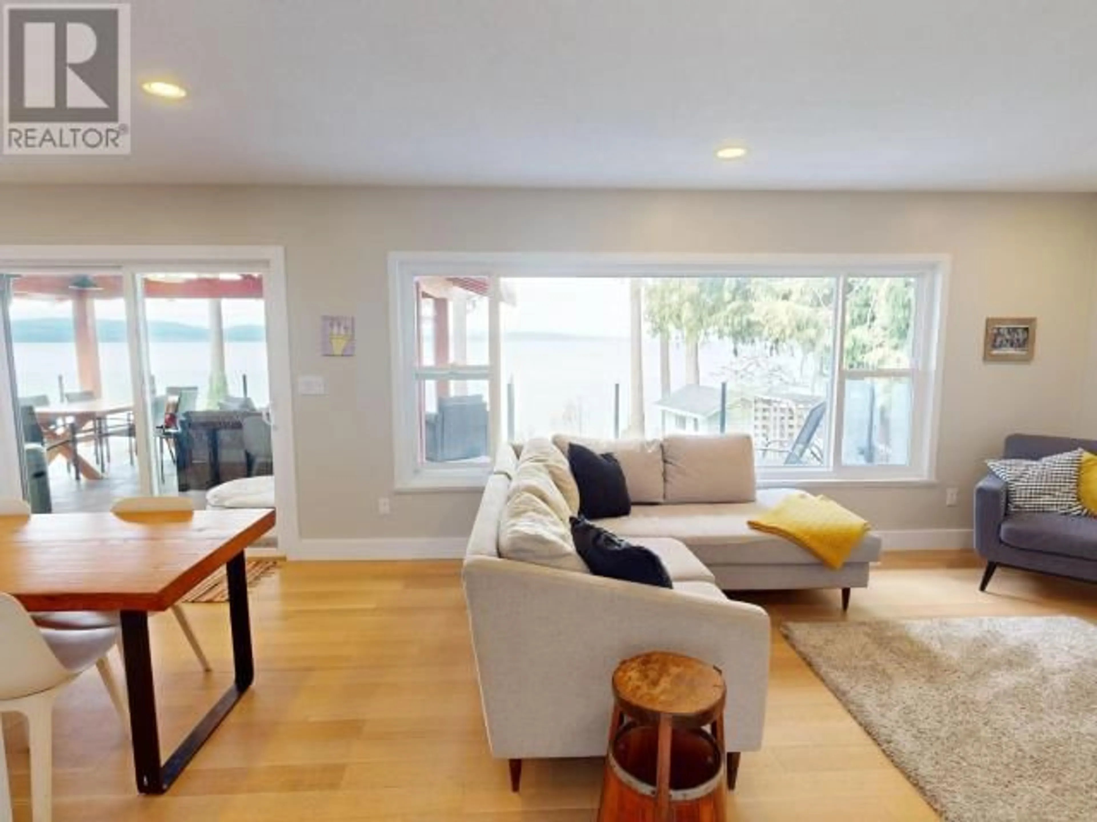 Living room with furniture, wood/laminate floor for 8535 FERN ROAD, Powell River British Columbia V8A0H1