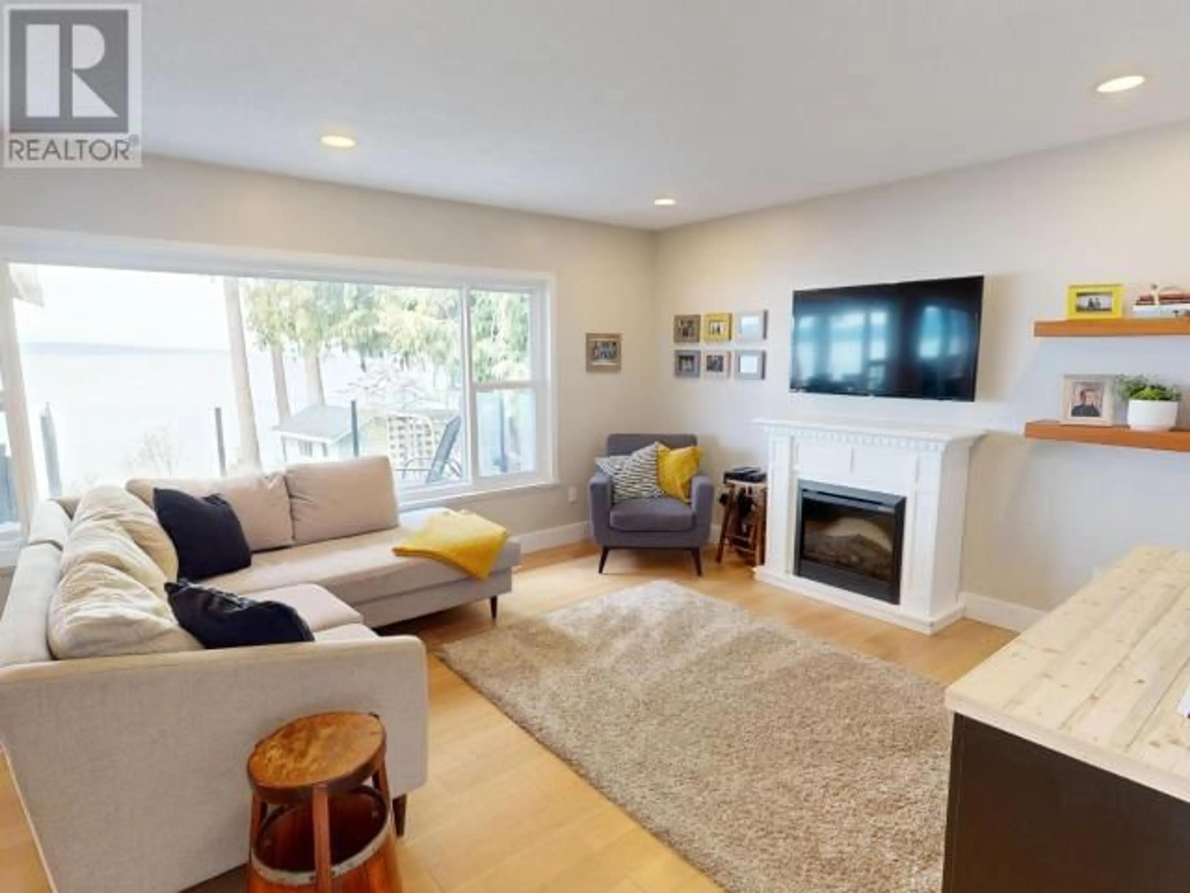 Living room with furniture, unknown for 8535 FERN ROAD, Powell River British Columbia V8A0H1